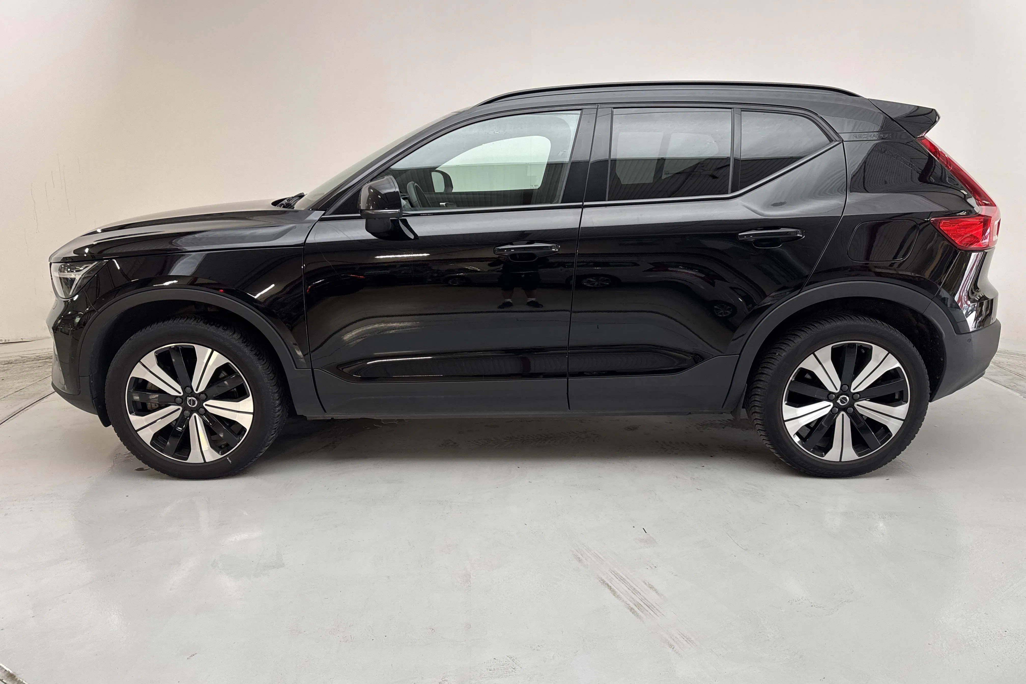 Presentationsfoto 2 av 20: Volvo XC40 P6 Recharge (231hk) - 10 148 mil - Automat - svart - 2023