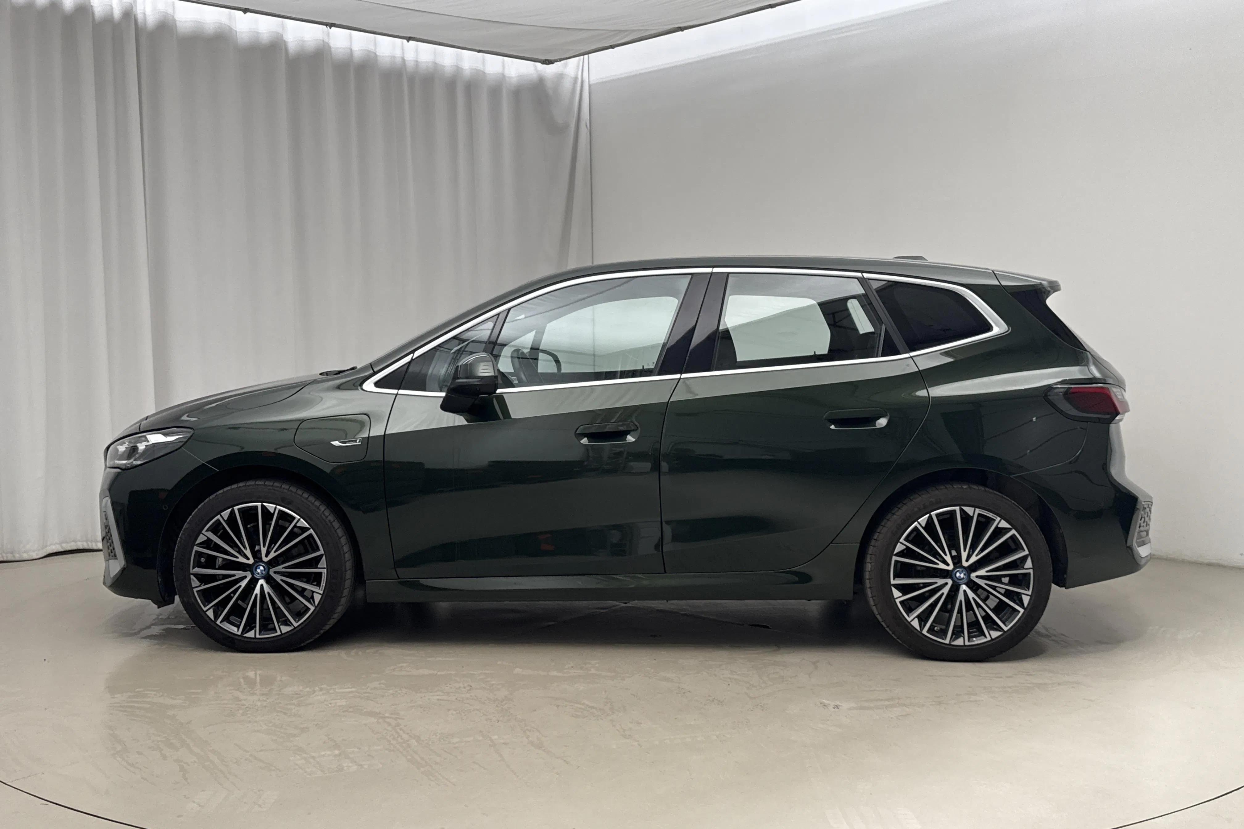 Presentation photo 2 of 24: BMW 230e Active Tourer 16,3kWh, U06 (326hk) - 59 310 km - Automatic - green - 2023