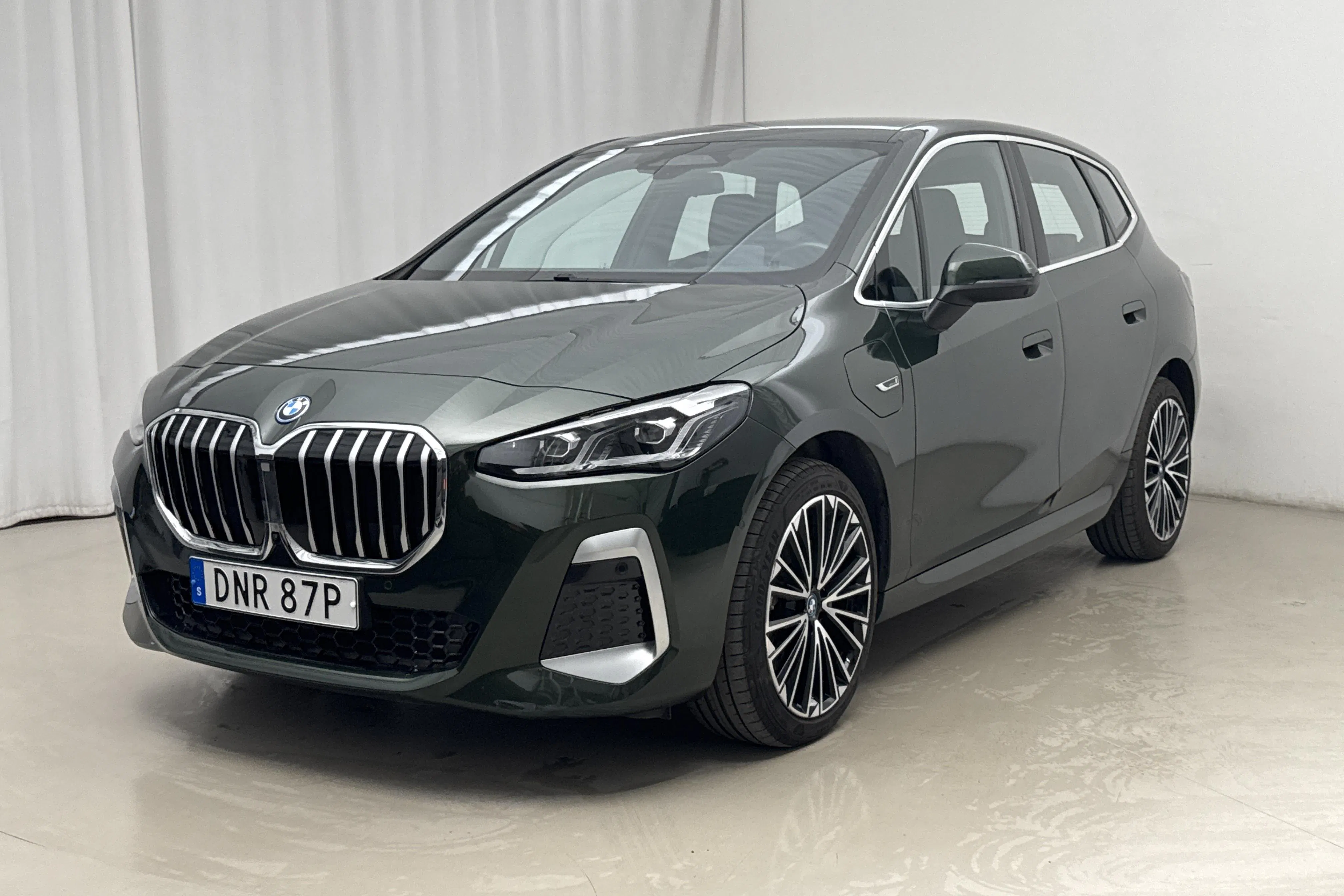 Presentation photo 1 of 24: BMW 230e Active Tourer 16,3kWh, U06 (326hk) - 59 310 km - Automatic - green - 2023