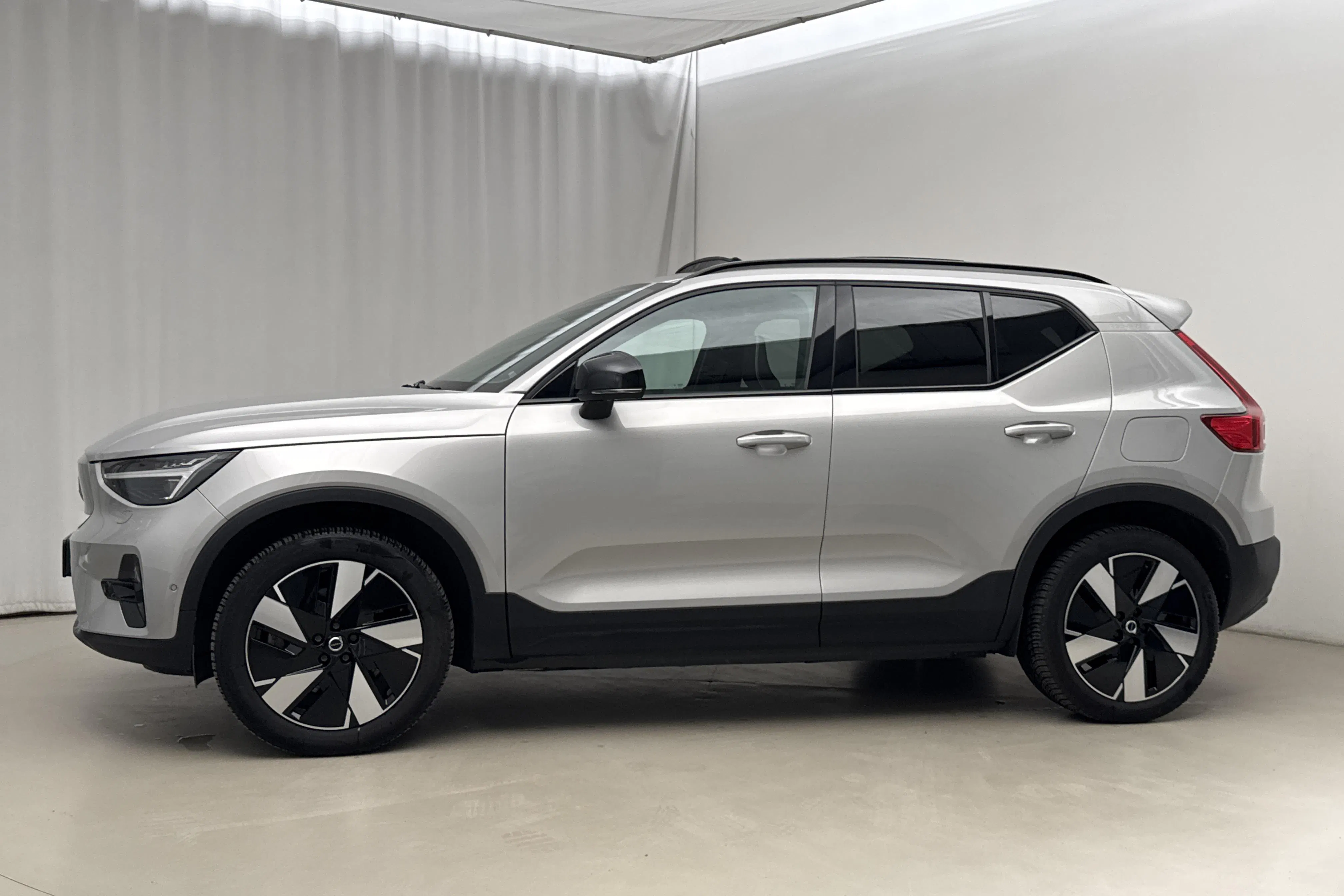 Presentationsfoto 2 av 23: Volvo XC40 Recharge Extended Range (252hk) - 8 738 mil - Automat - silver - 2024