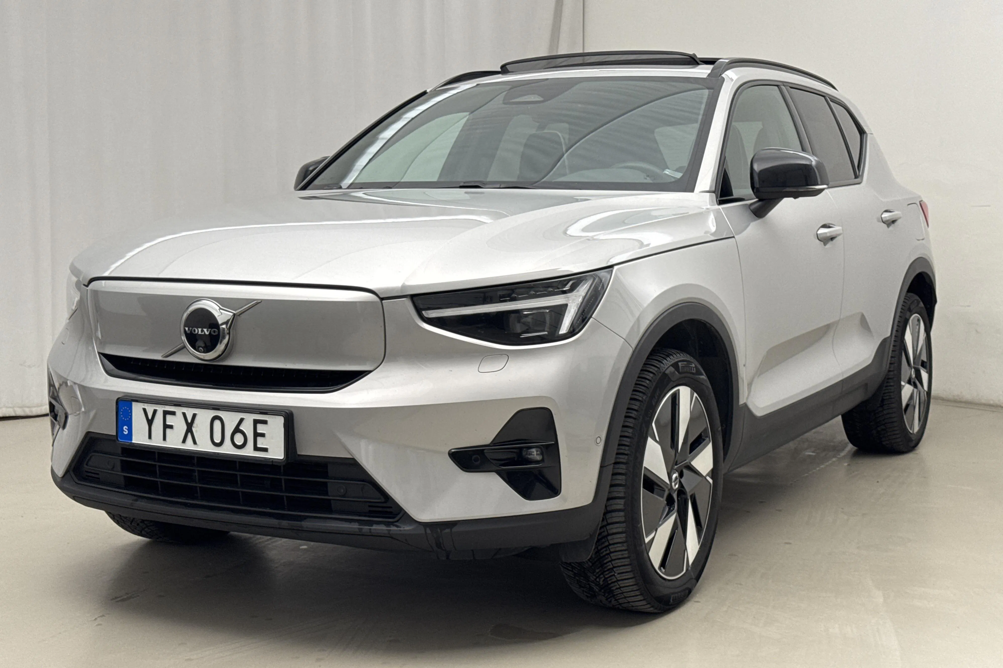 Presentationsfoto 1 av 23: Volvo XC40 Recharge Extended Range (252hk) - 8 738 mil - Automat - silver - 2024