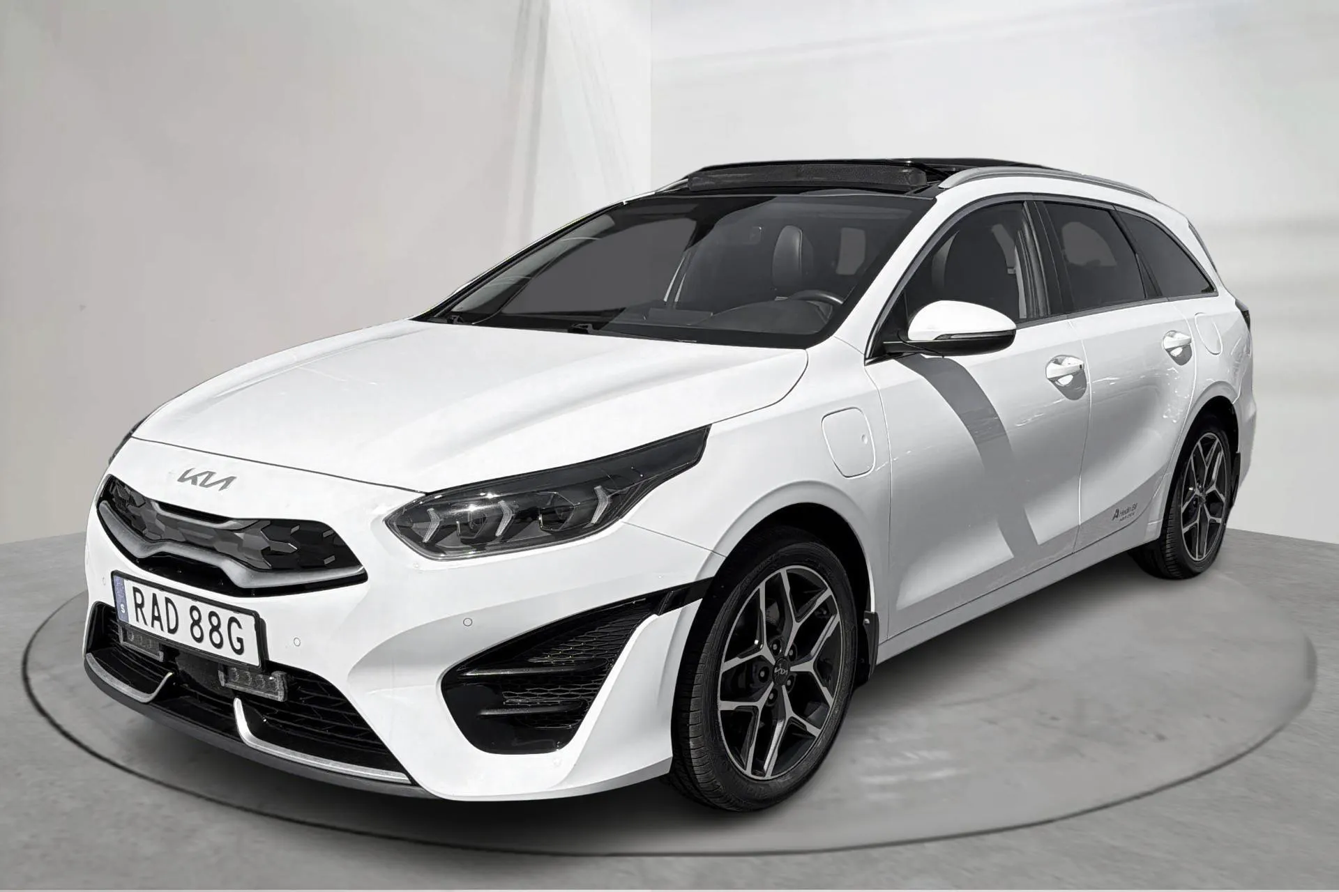Presentation photo 1 of 18: KIA Ceed 1.6 Plug-in Hybrid SW (141hk) - 52 500 km - Automatic - white - 2023