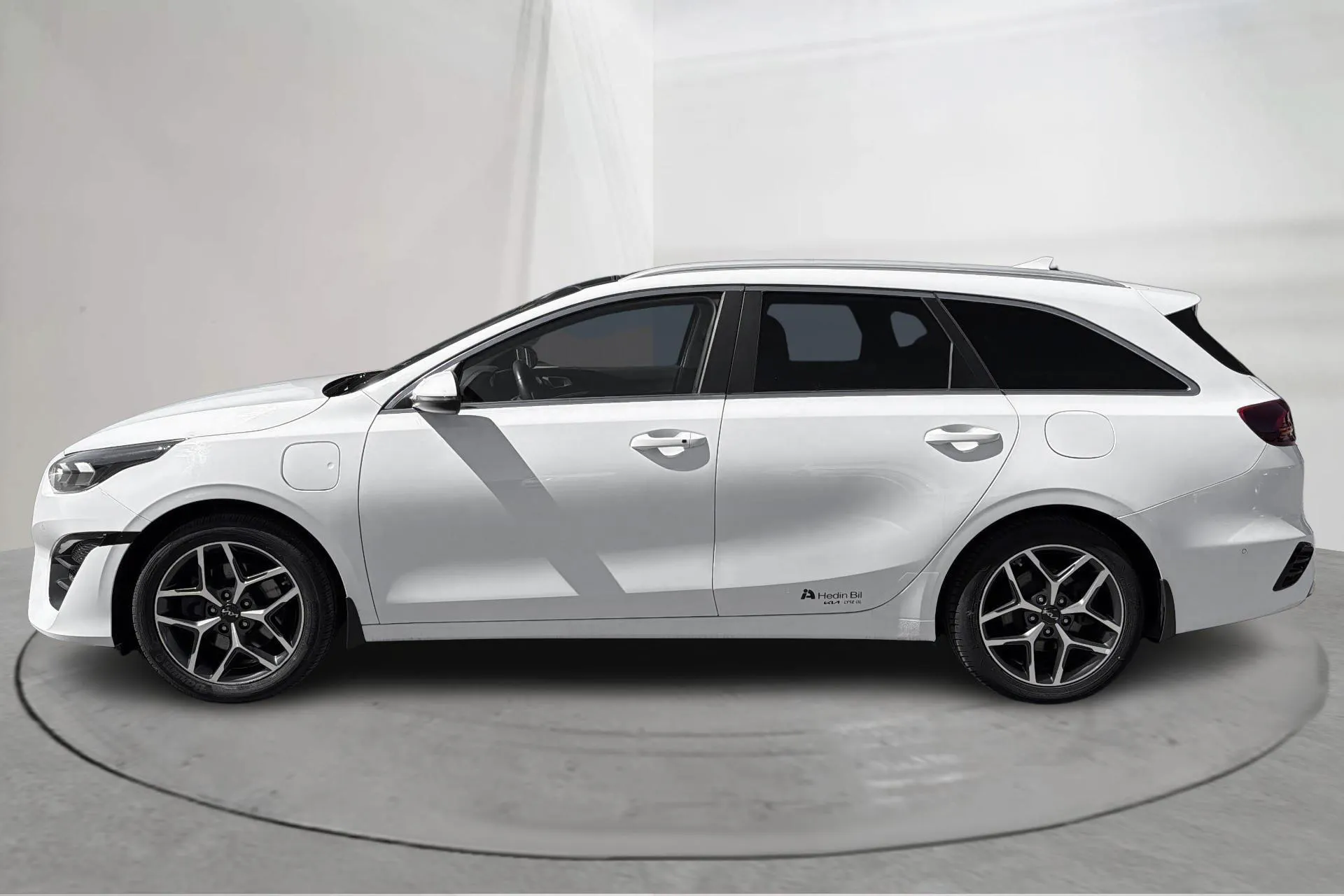 Presentation photo 2 of 18: KIA Ceed 1.6 Plug-in Hybrid SW (141hk) - 52 500 km - Automatic - white - 2023