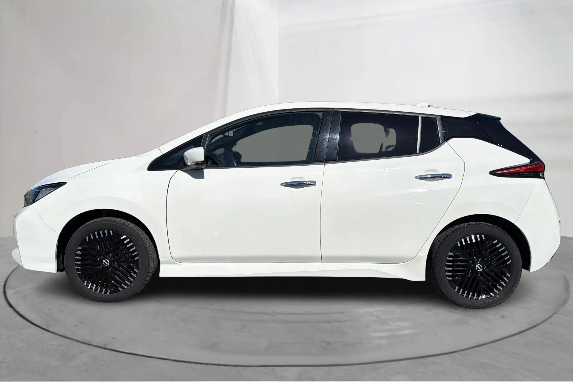 Presentationsfoto 2 av 18: Nissan LEAF 5dr 59kWh (214hk) - 2 942 mil - Automat - vit - 2022