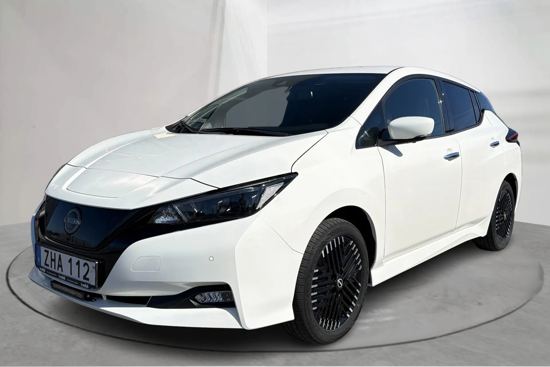 Presentationsfoto 1 av 18: Nissan LEAF 5dr 59kWh (214hk) - 2 942 mil - Automat - vit - 2022