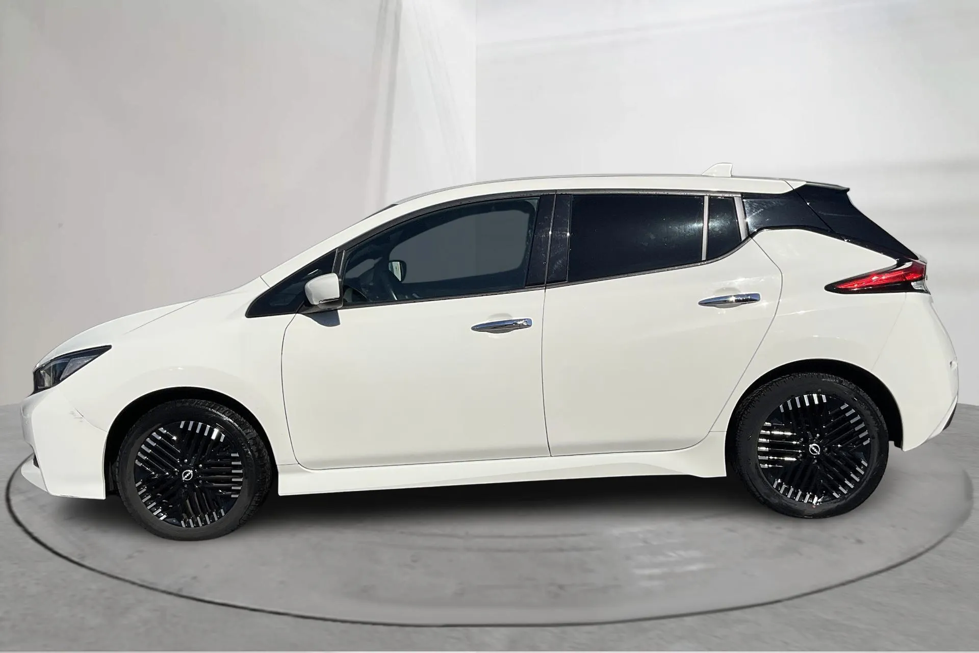 Presentationsfoto 2 av 18: Nissan LEAF 5dr 59kWh (214hk) - 3 305 mil - Automat - vit - 2022