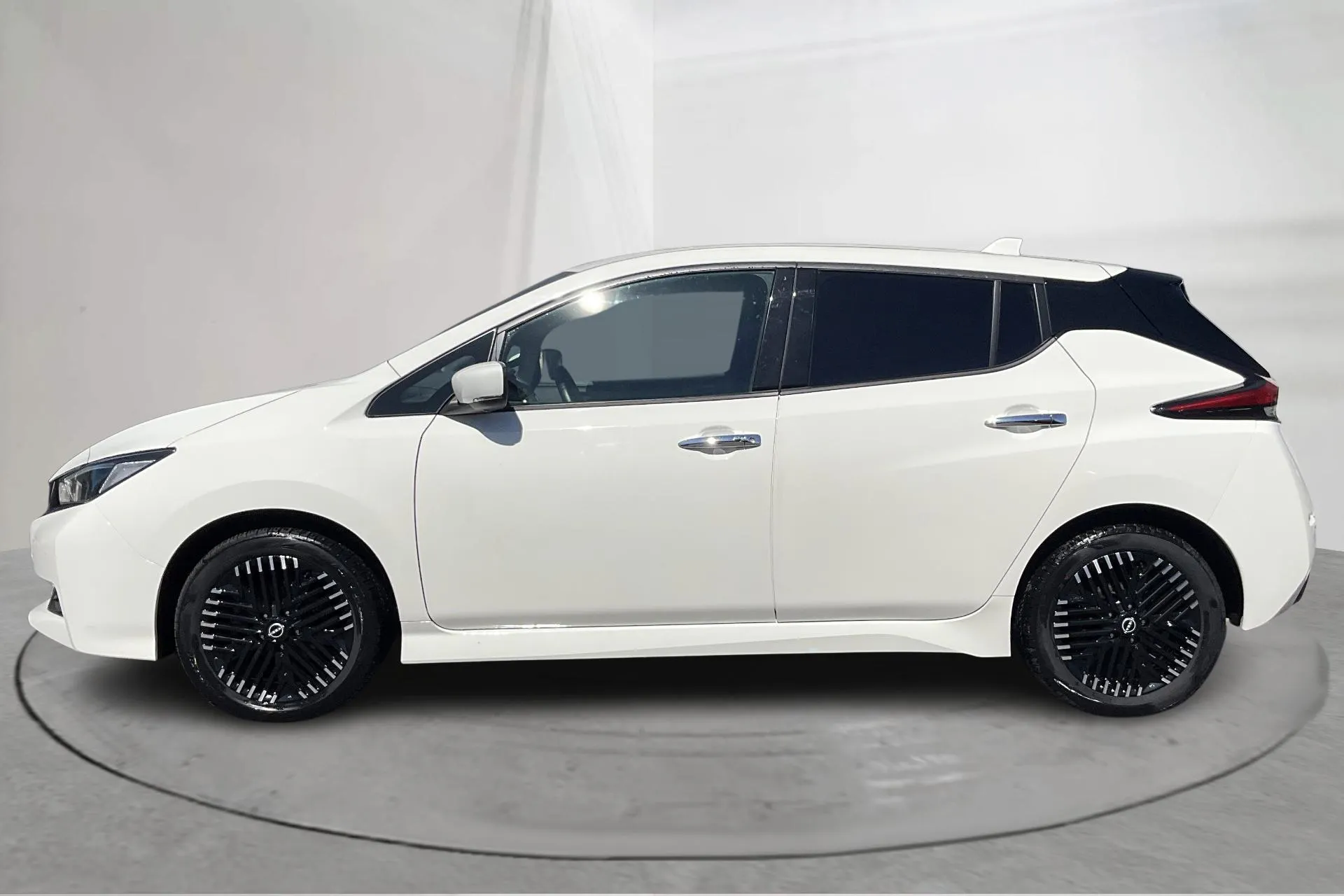 Presentationsfoto 2 av 18: Nissan LEAF 5dr 59kWh (214hk) - 3 324 mil - Automat - vit - 2022