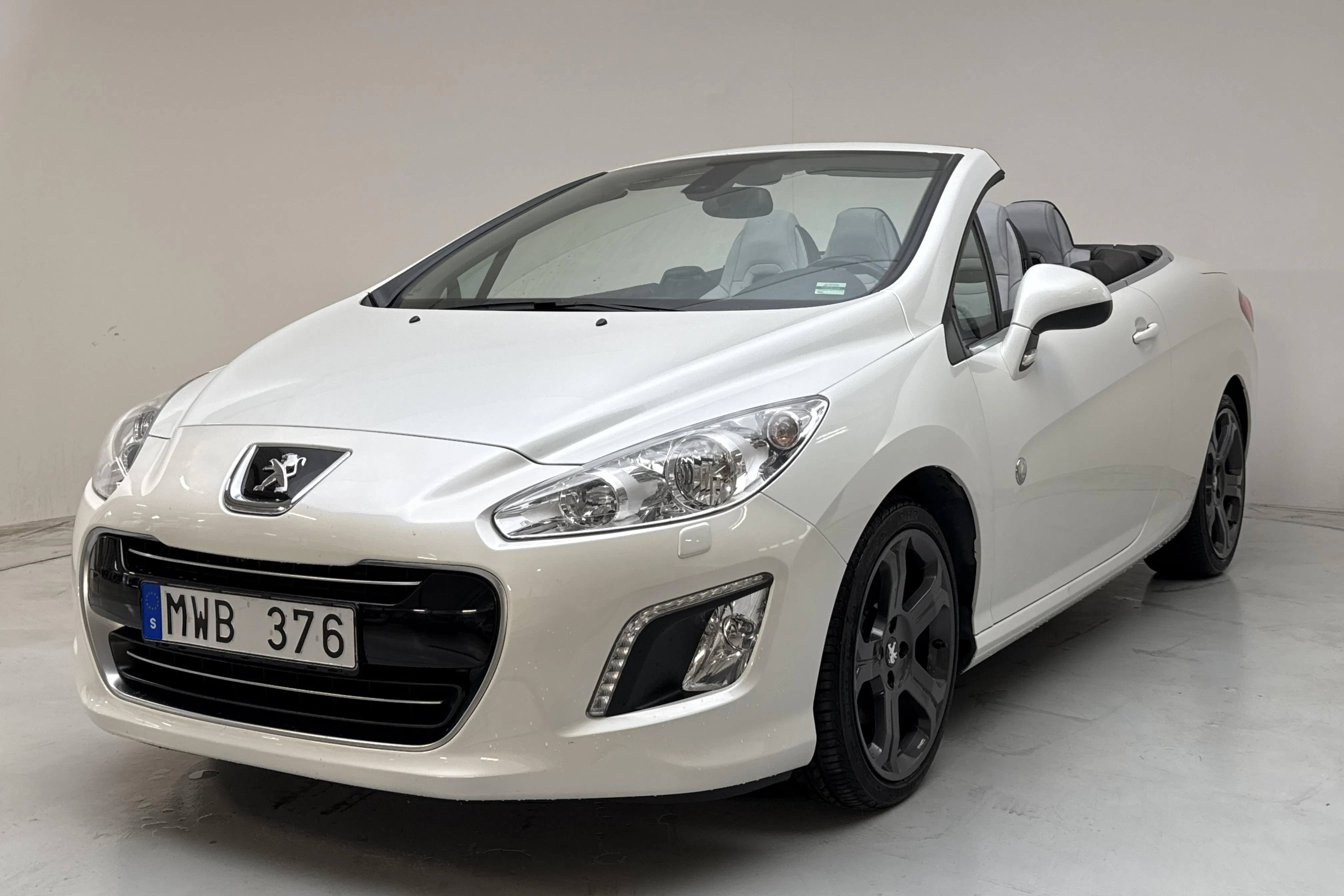 Presentationsfoto 1 av 17: Peugeot 308 CC 1.6 Turbo (156hk) - 11 963 mil - Manuell - vit - 2012