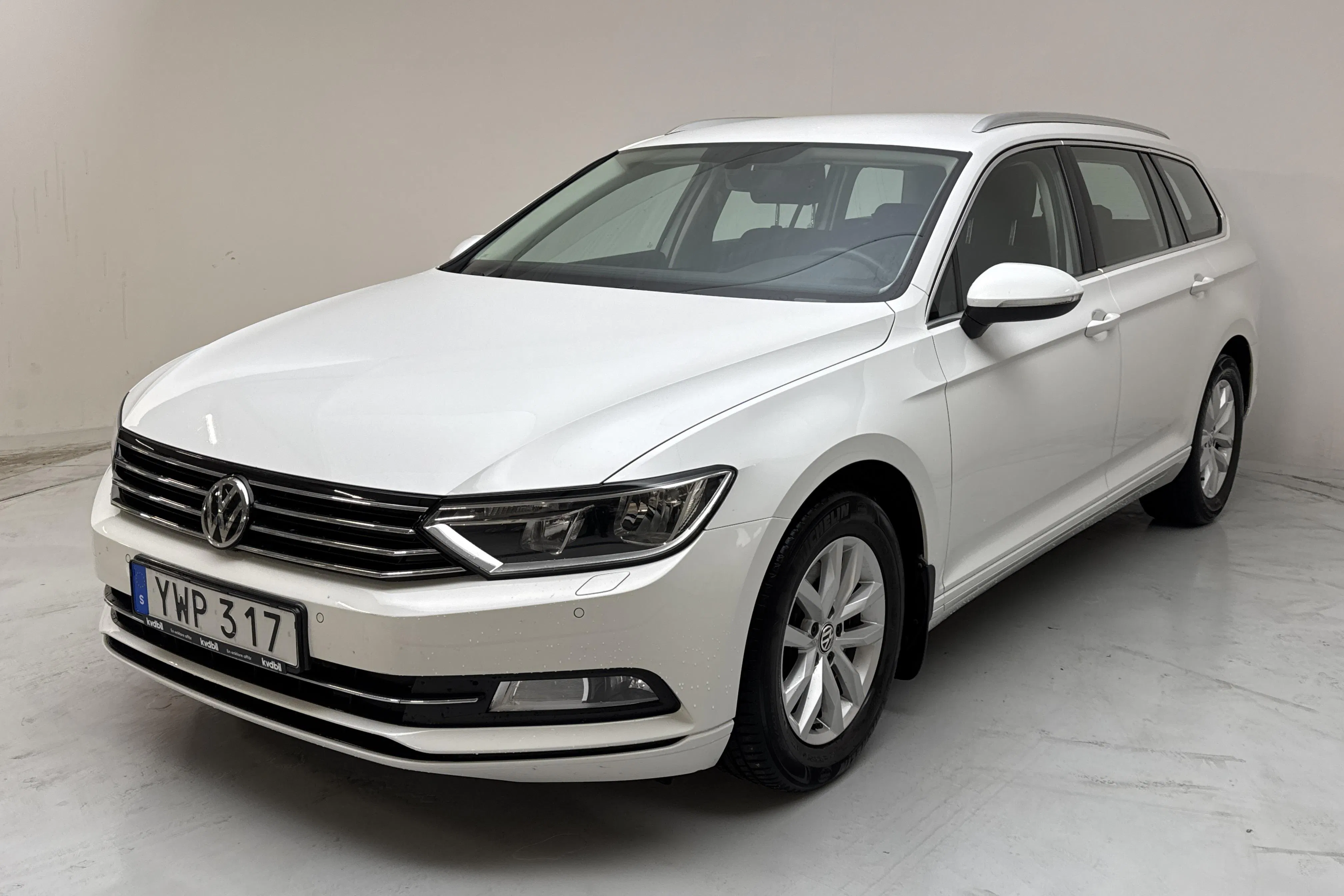 Presentationsfoto 1 av 13: VW Passat 1.5 TSI Sportscombi (150hk) - 11 241 mil - Automat - vit - 2019