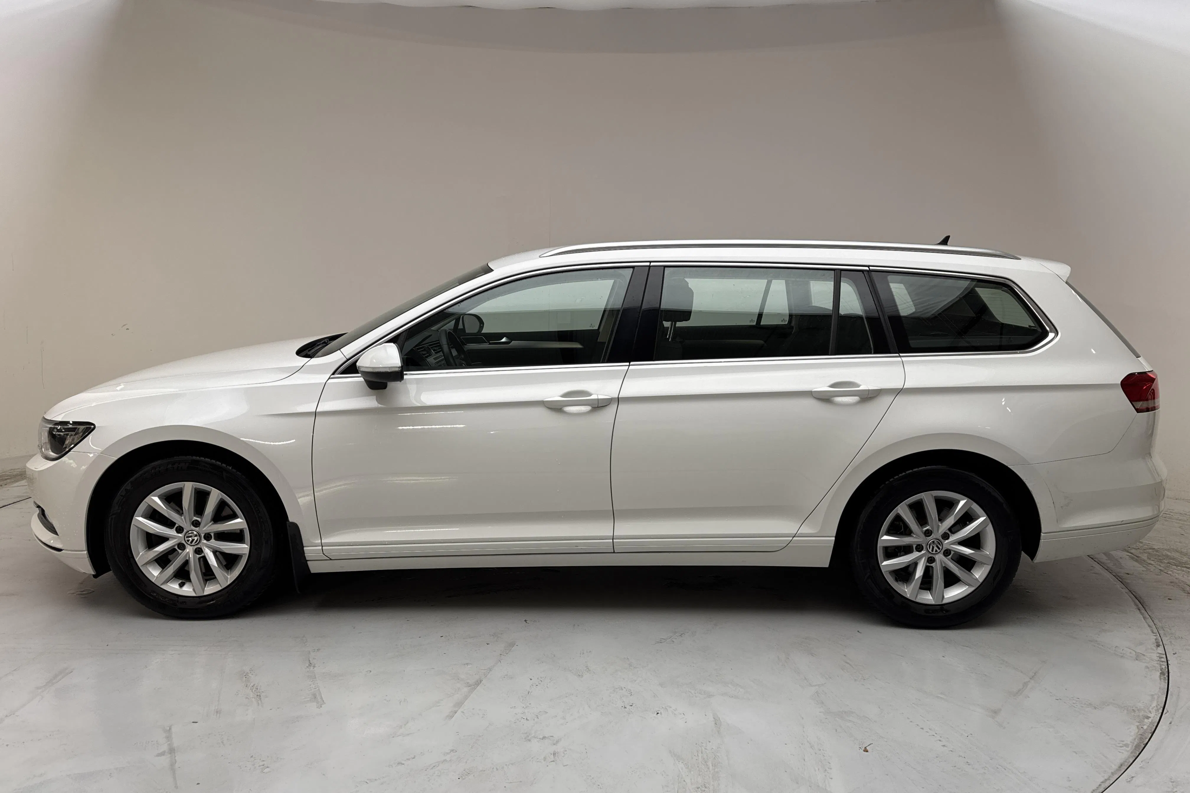 Presentationsfoto 2 av 13: VW Passat 1.5 TSI Sportscombi (150hk) - 11 241 mil - Automat - vit - 2019