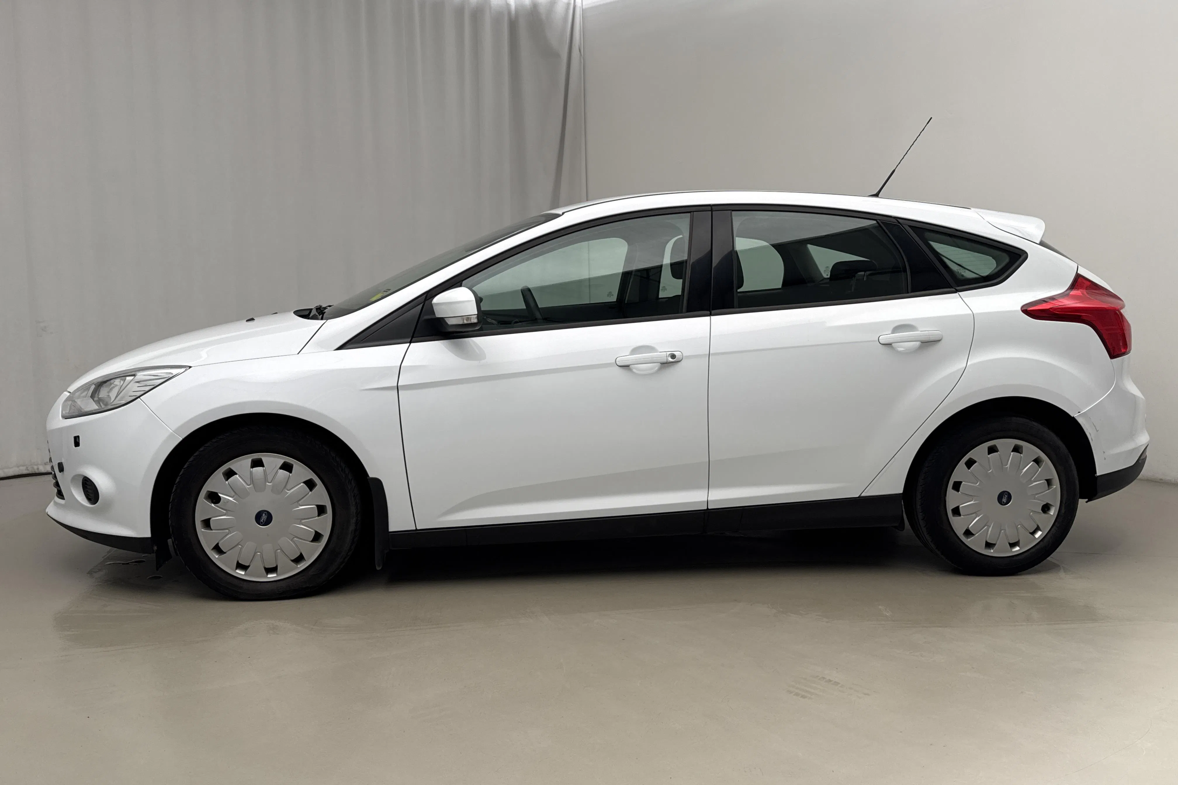 Presentationsfoto 2 av 15: Ford Focus 1.6 TDCi ECOnetic 5dr (105hk) - 13 425 mil - Manuell - vit - 2014