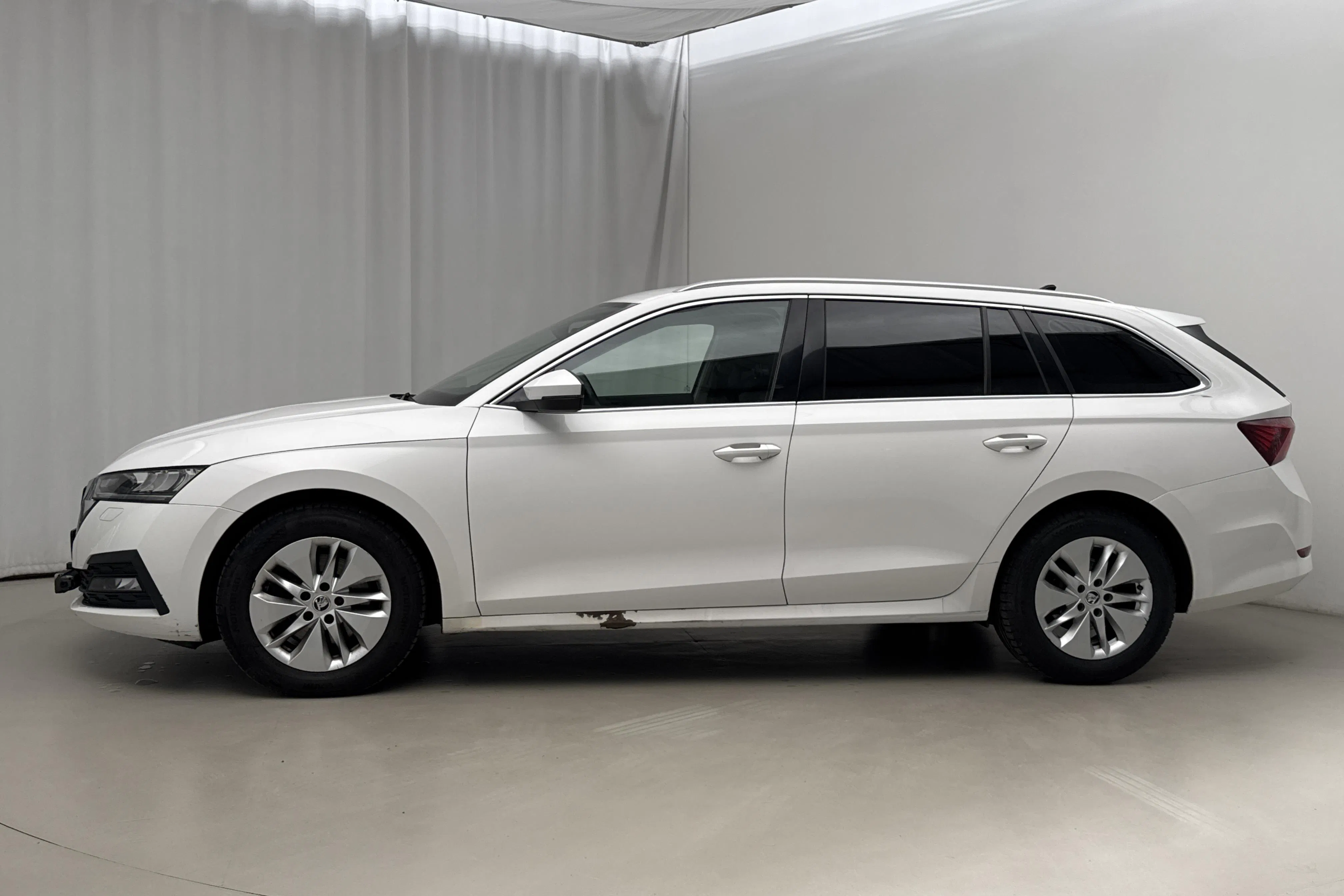 Presentationsfoto 2 av 21: Skoda Octavia 2.0 TDI Combi 4x4 (150hk) - 17 133 mil - Automat - vit - 2022