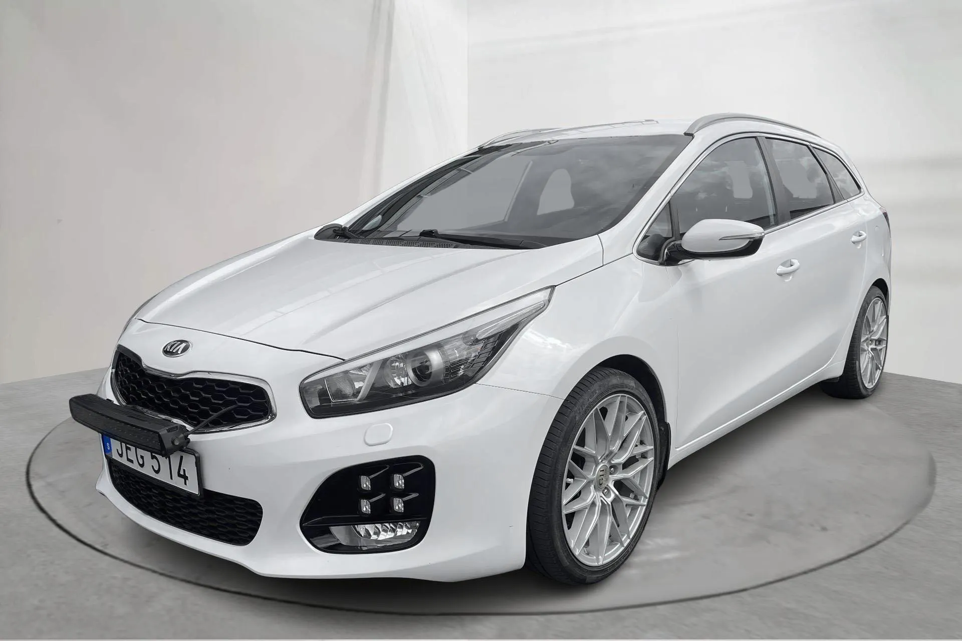 Presentation photo 1 of 13: KIA Cee'd 1.6 CRDi SW (136hk) - 91 000 km - Manual - white - 2016