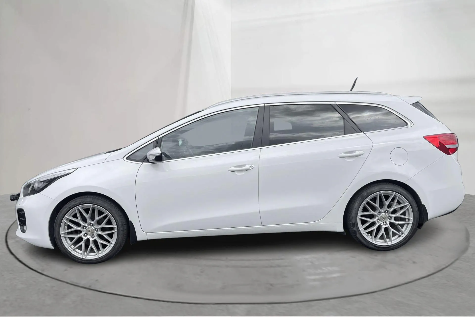 Presentation photo 2 of 13: KIA Cee'd 1.6 CRDi SW (136hk) - 91 000 km - Manual - white - 2016