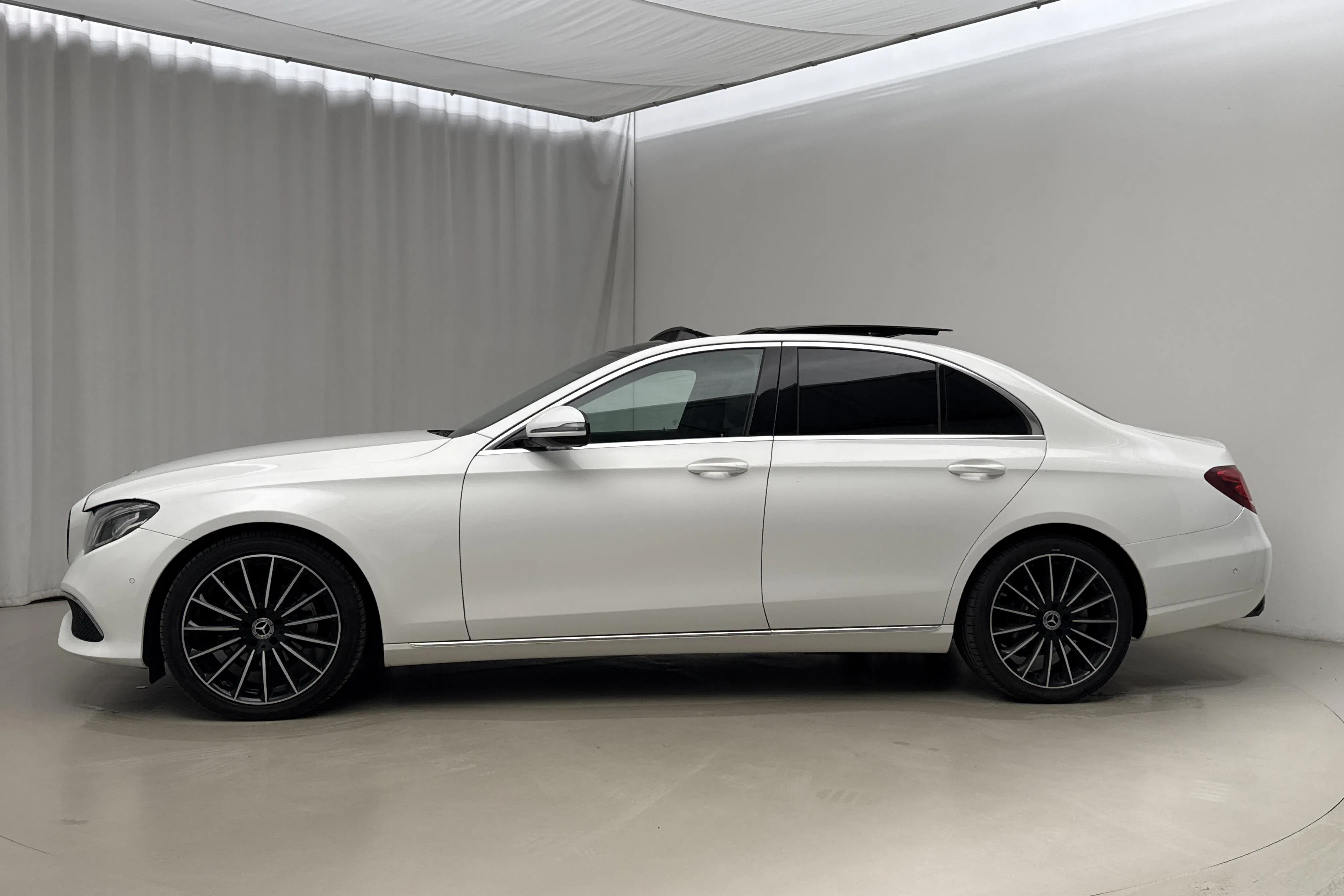 Presentationsfoto 2 av 21: Mercedes E 200 d Sedan W213 (160hk) - 12 787 mil - Automat - vit - 2019