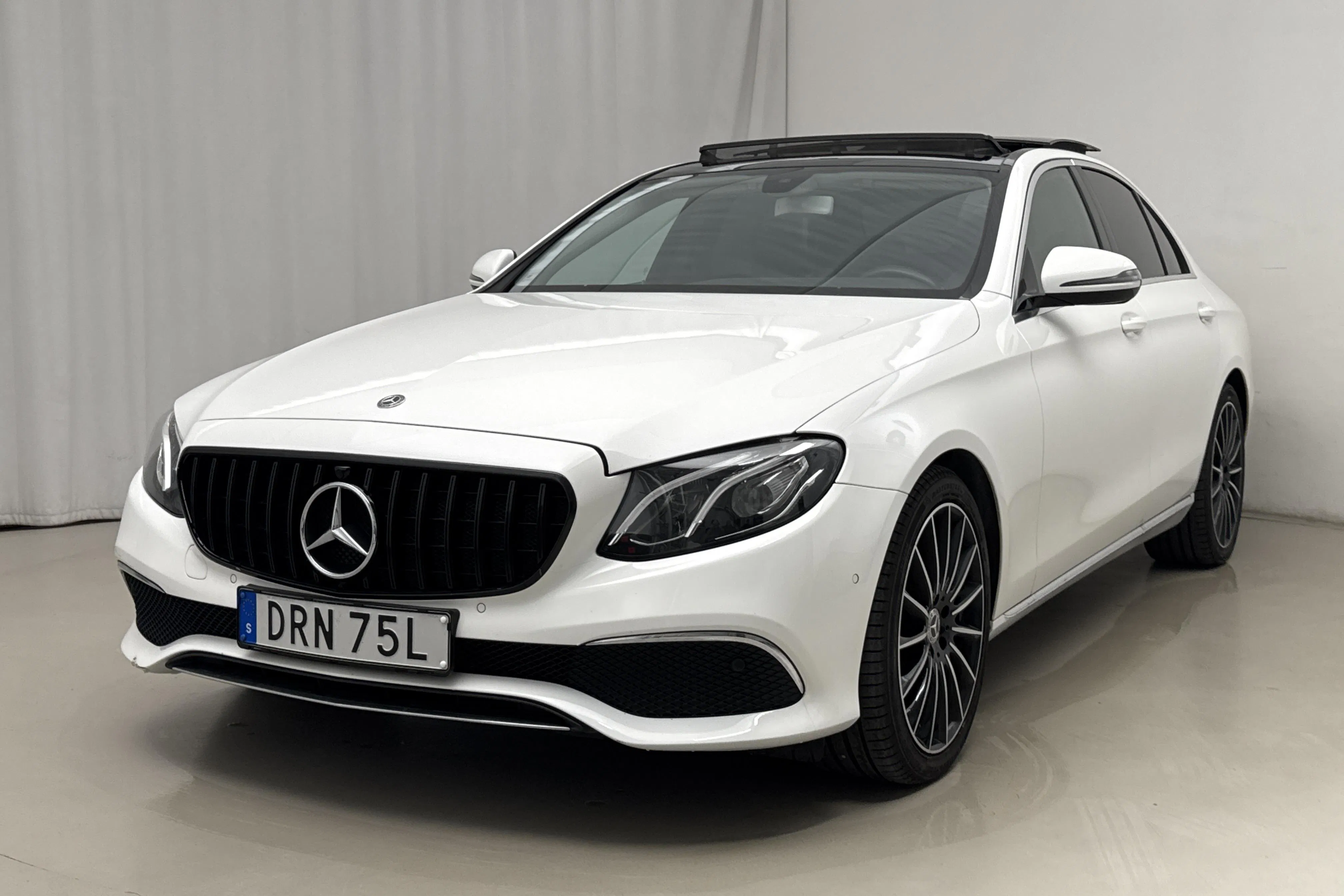 Presentationsfoto 1 av 21: Mercedes E 200 d Sedan W213 (160hk) - 12 787 mil - Automat - vit - 2019