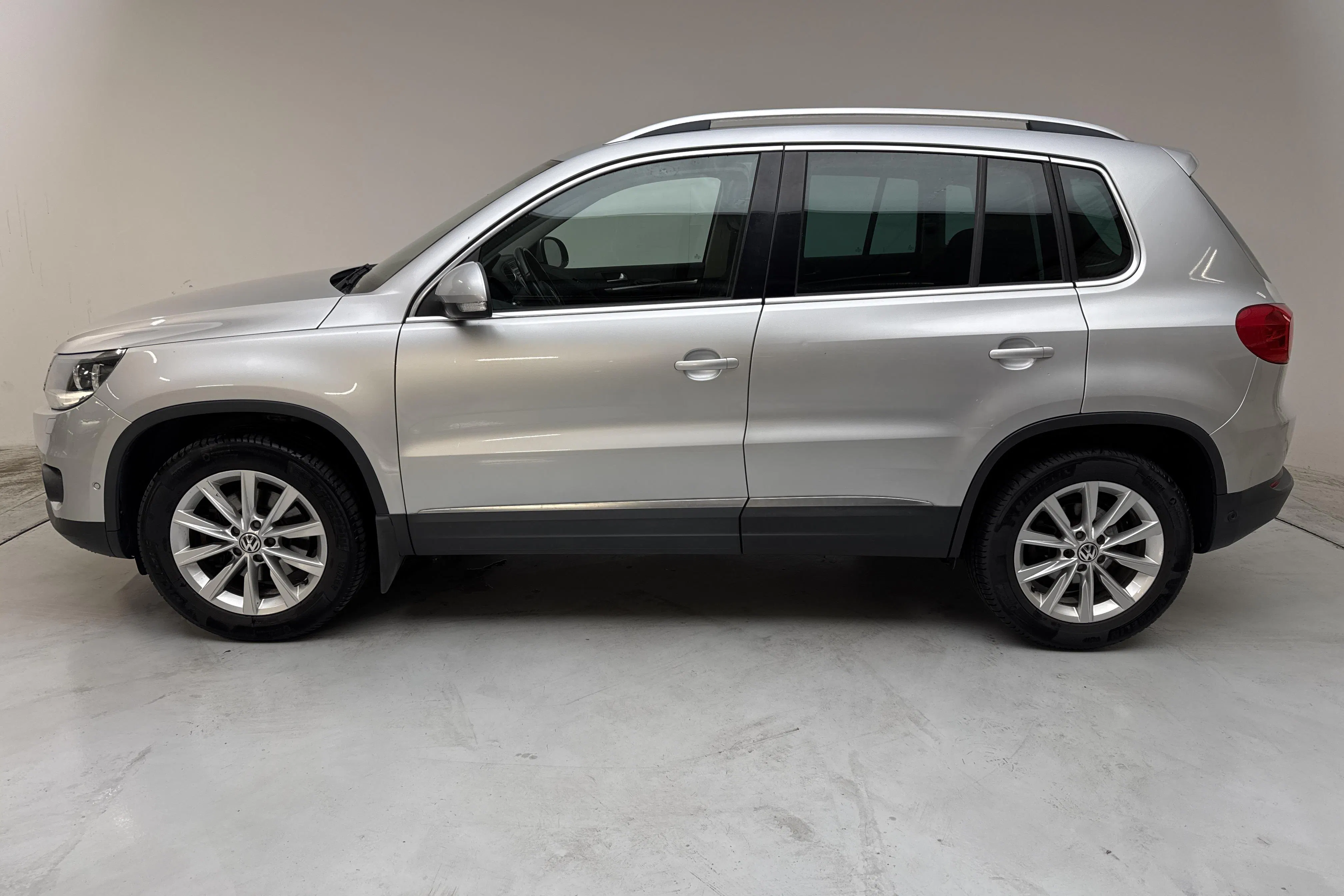 Presentationsfoto 2 av 13: VW Tiguan 2.0 TDI 4MOTION BlueMotion Technology (140hk) - 16 511 mil - Manuell - grå - 2012