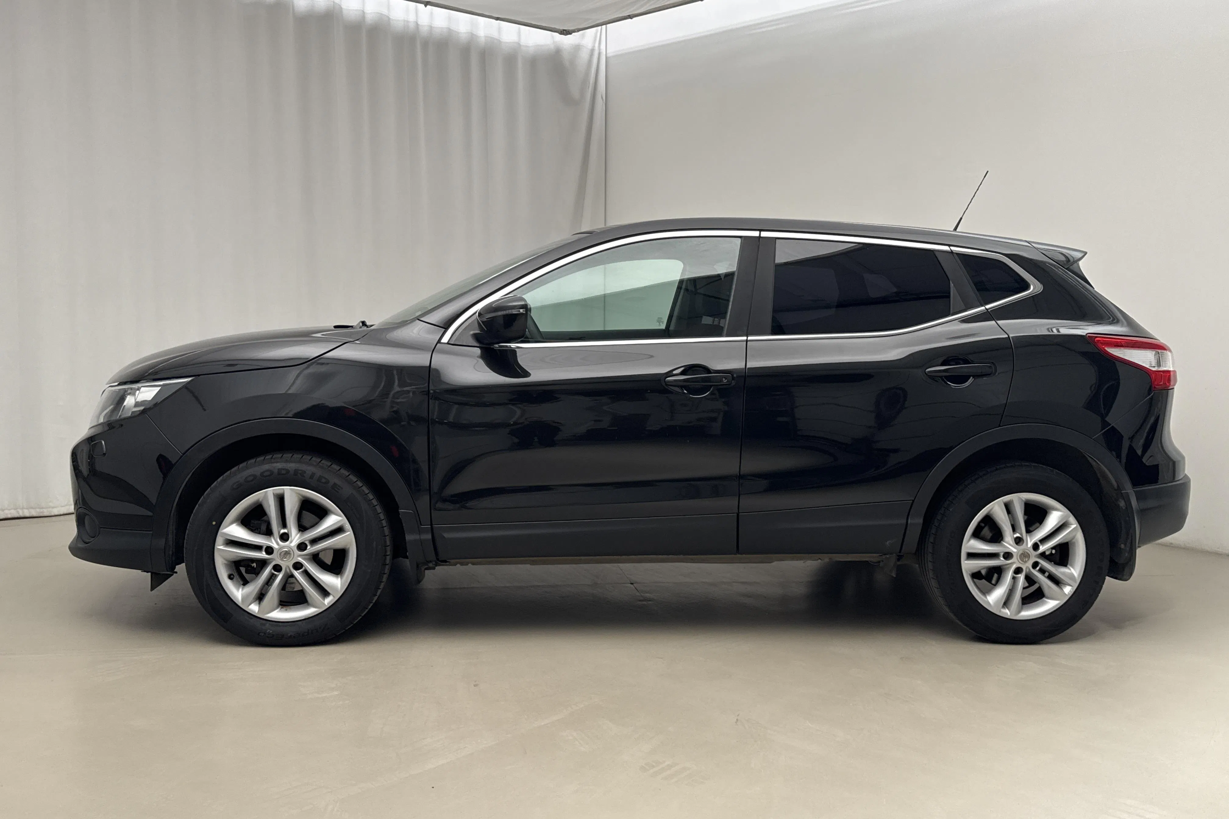Presentation photo 2 of 16: Nissan Qashqai 1.2 (115hk) - 134 030 km - Manual - black - 2015
