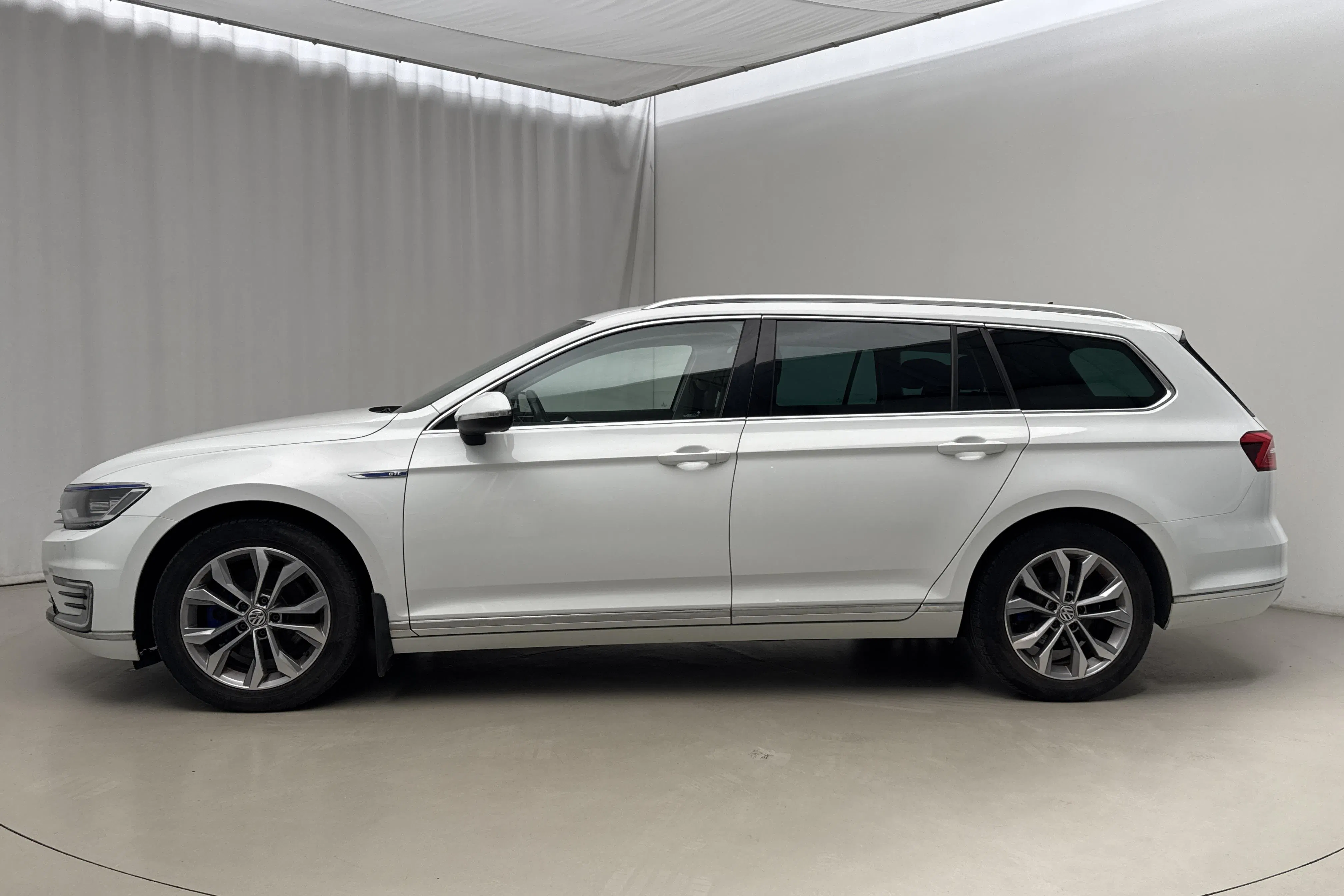 Presentation photo 2 of 22: VW Passat 1.4 Plug-in-Hybrid Sportscombi (218hk) - 189 110 km - Automatic - white - 2017