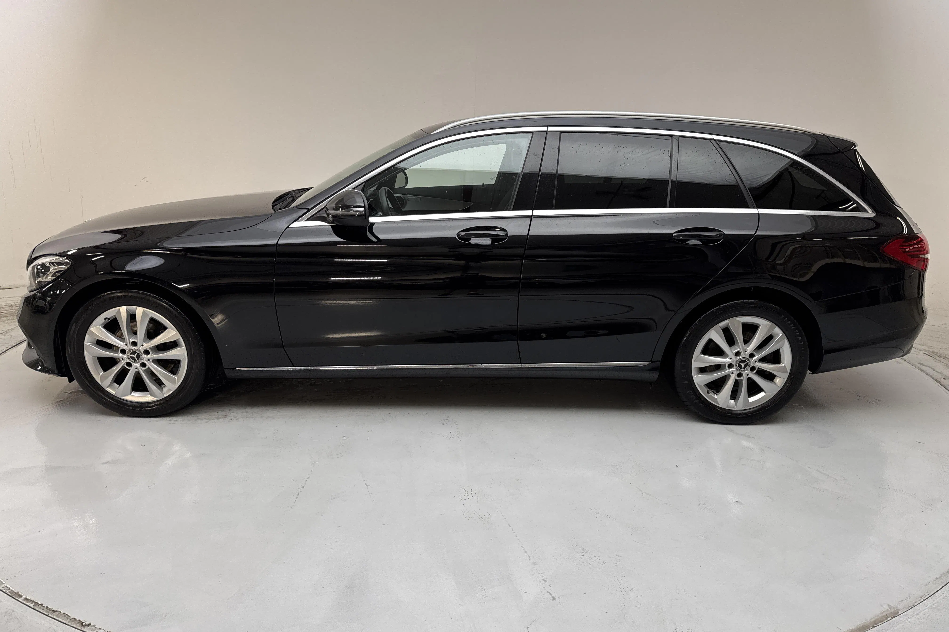 Presentationsfoto 2 av 15: Mercedes C 200 d Kombi S205 (160hk) - 11 497 mil - Automat - svart - 2019