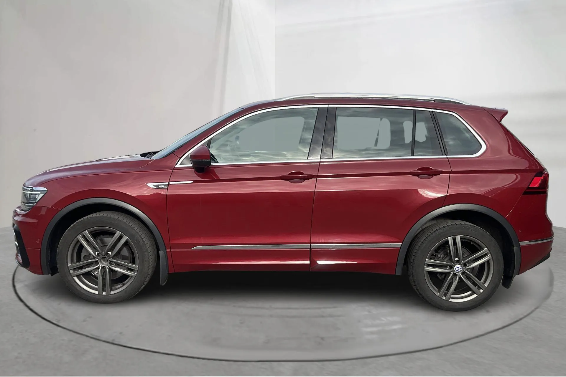 Presentationsfoto 2 av 20: VW Tiguan 2.0 TDI 4MOTION (190hk) - 19 234 mil - Automat - Dark Red - 2018