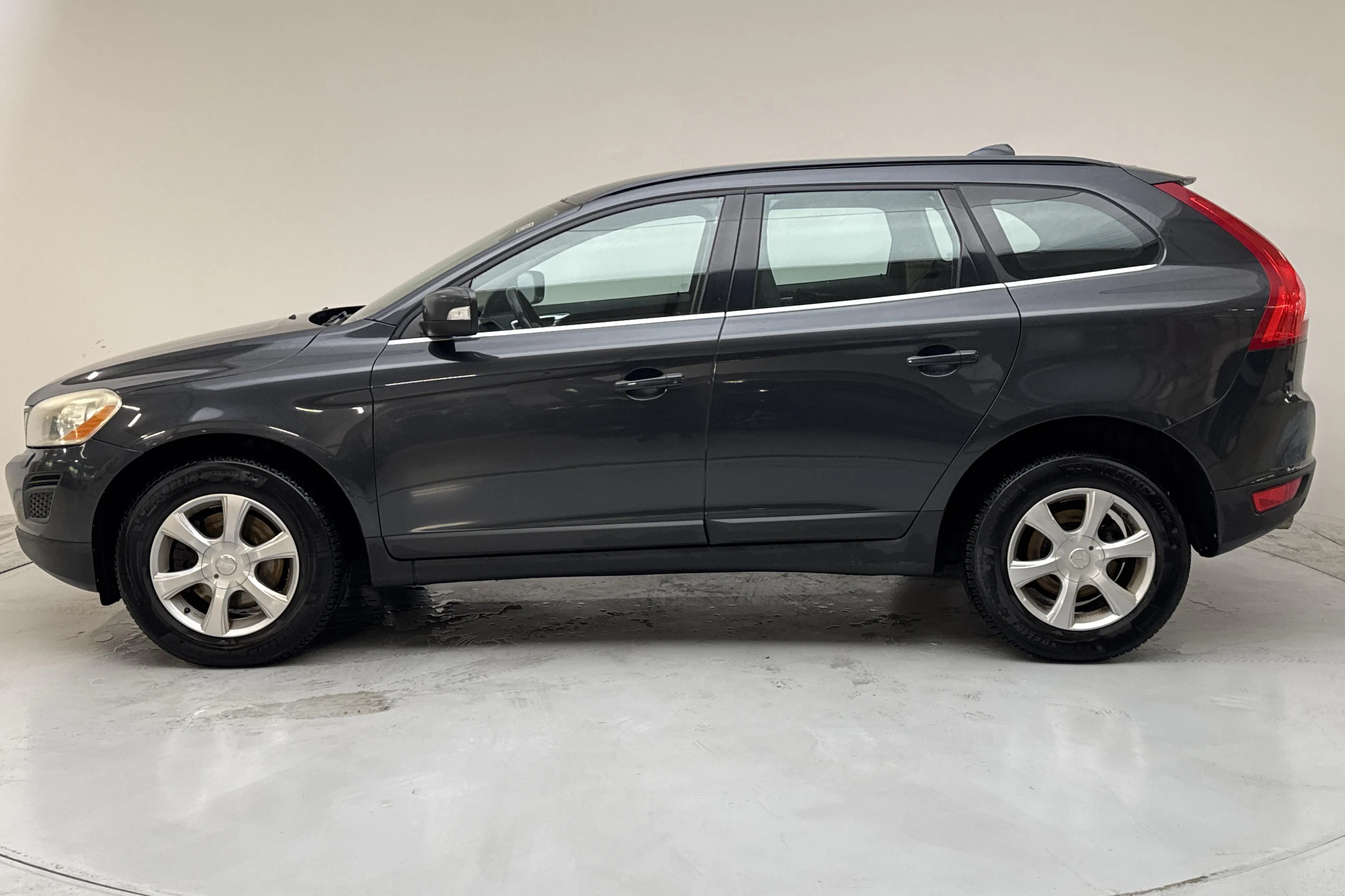 Presentationsfoto 2 av 13: Volvo XC60 D5 AWD (215hk) - 33 132 mil - Manuell - grå - 2013