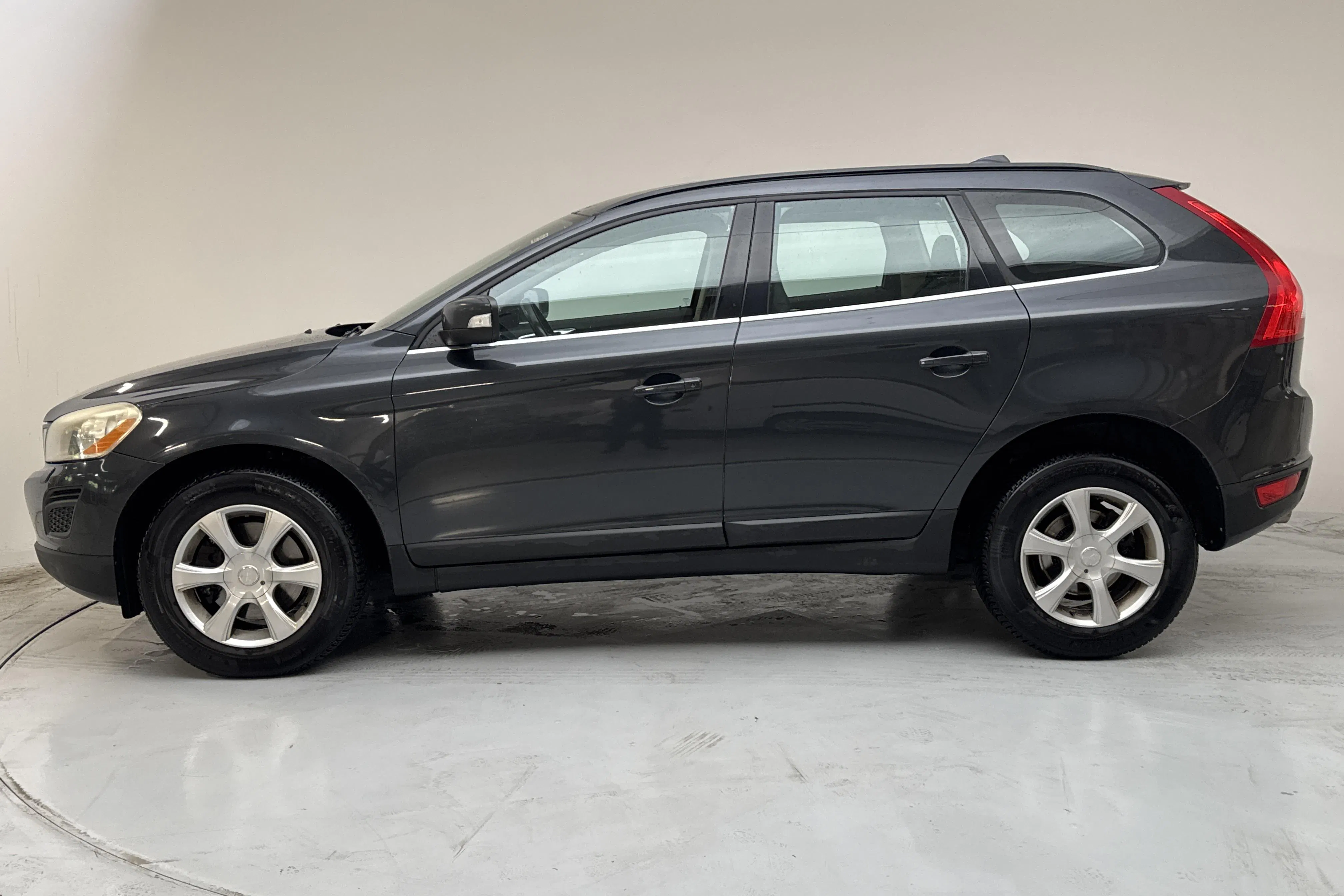 Presentationsfoto 2 av 13: Volvo XC60 D5 AWD (215hk) - 33 132 mil - Manuell - grå - 2013