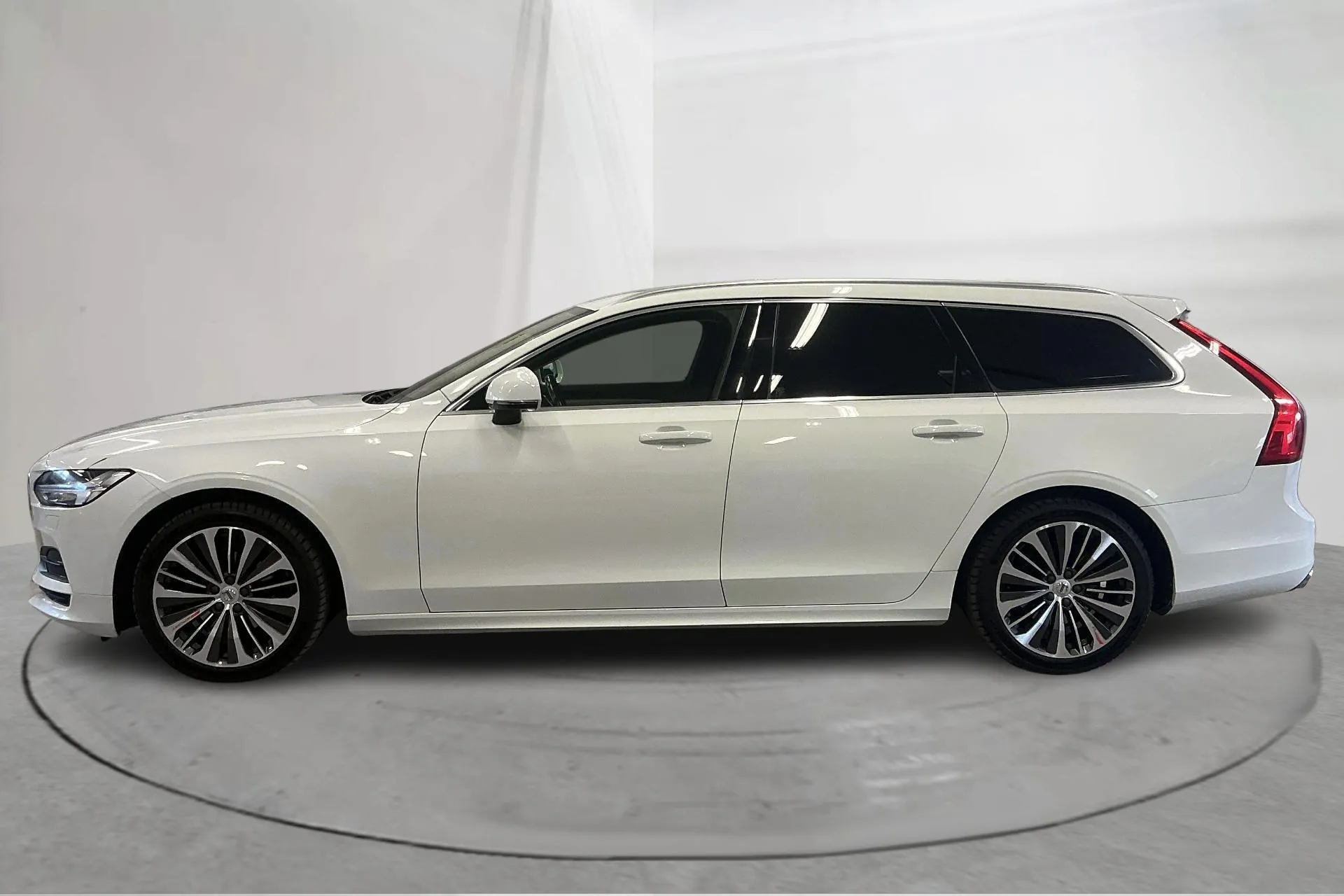 Presentationsfoto 2 av 17: Volvo V90 D4 (190hk) - 18 141 mil - Automat - vit - 2020