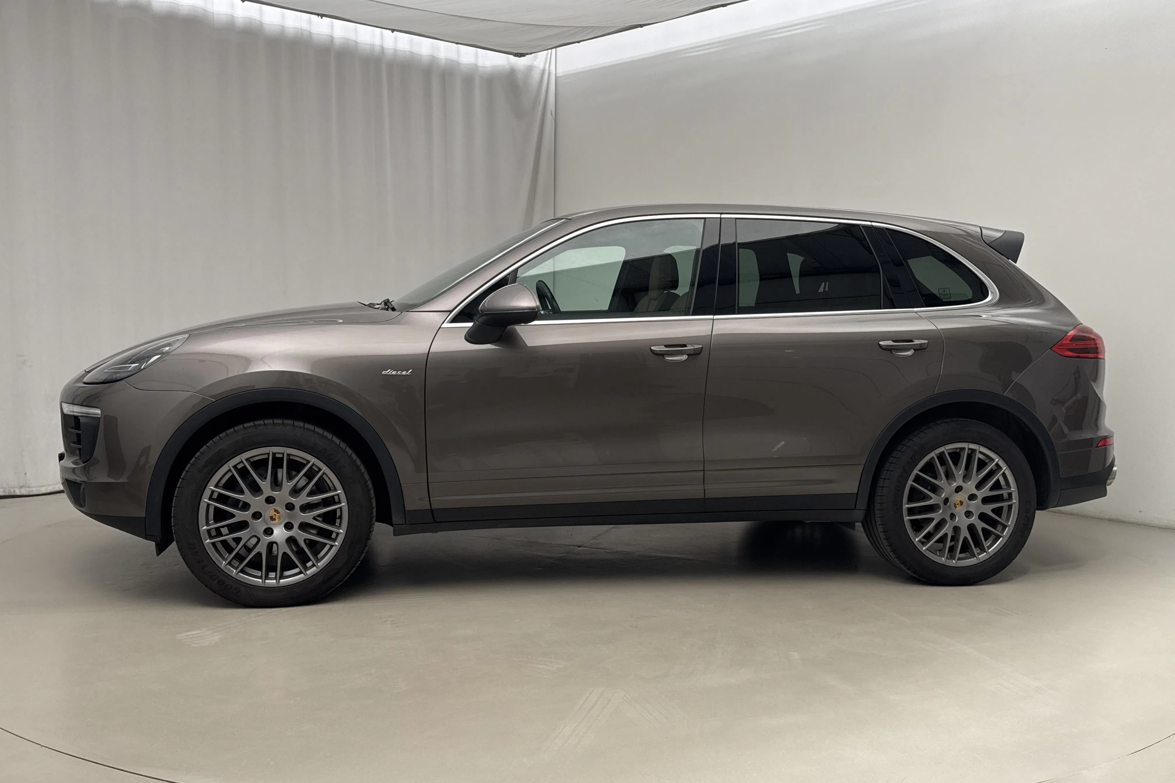 Presentationsfoto 2 av 17: Porsche Cayenne Diesel (262hk) - 20 699 mil - Automat - Light Brown - 2016