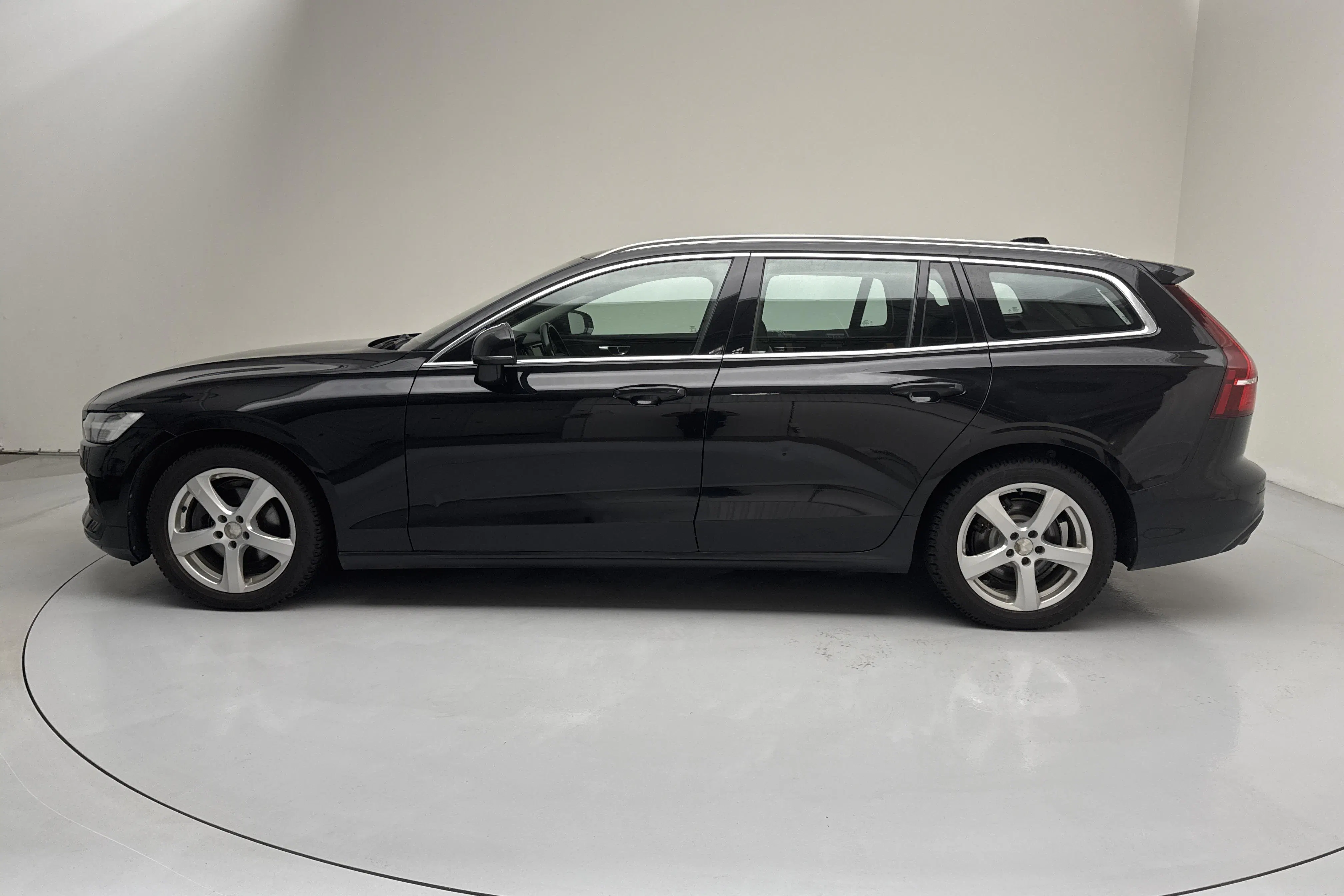 Presentation photo 2 of 12: Volvo V60 D4 AWD (190hk) - 279 190 km - Automatic - black - 2021