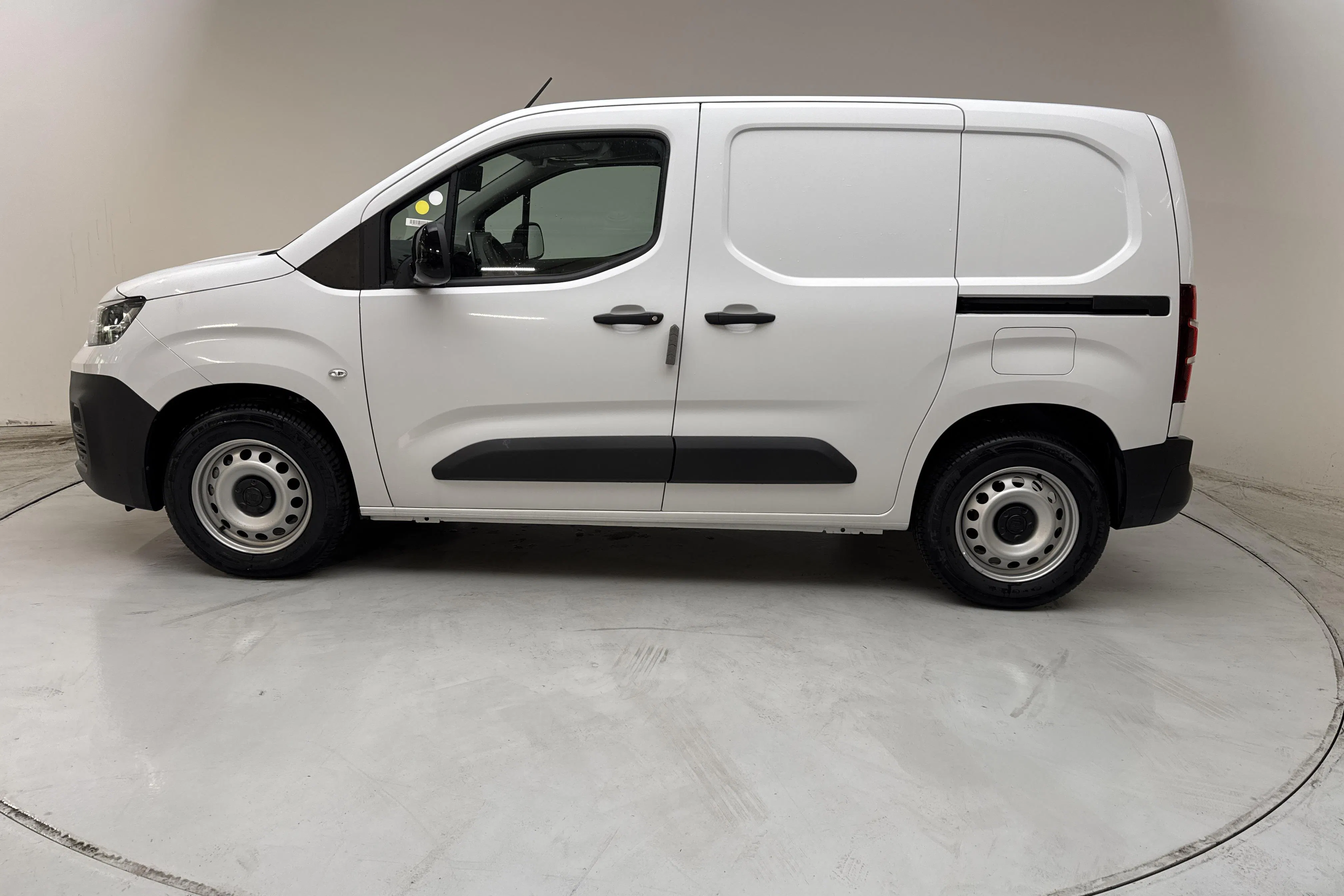 Presentationsfoto 2 av 14: Fiat E-Doblo 50kWh (136hk) - 1 mil - Automat - vit - 2023
