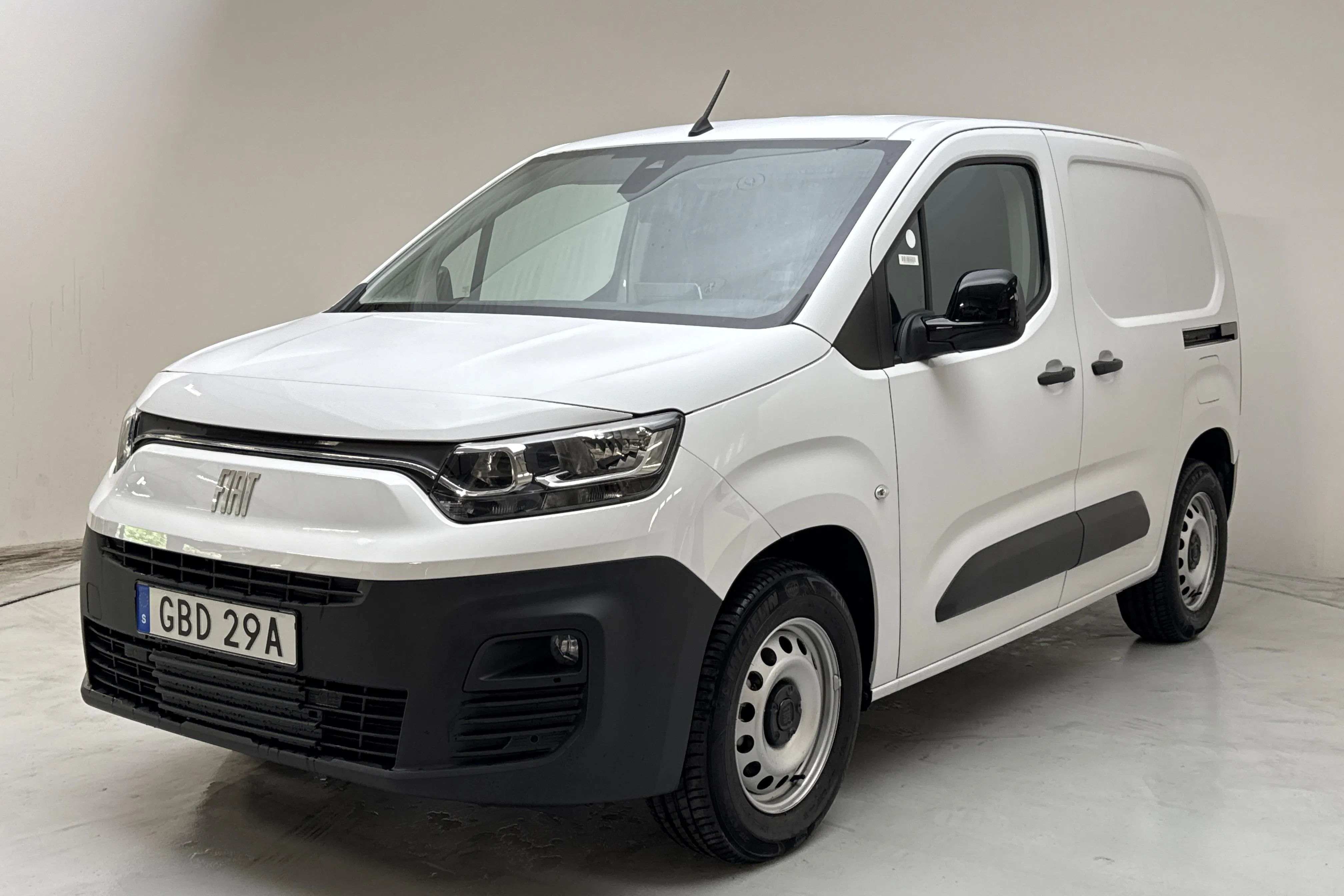 Presentationsfoto 1 av 13: Fiat E-Doblo 50kWh (136hk) - 1 mil - Automat - vit - 2023