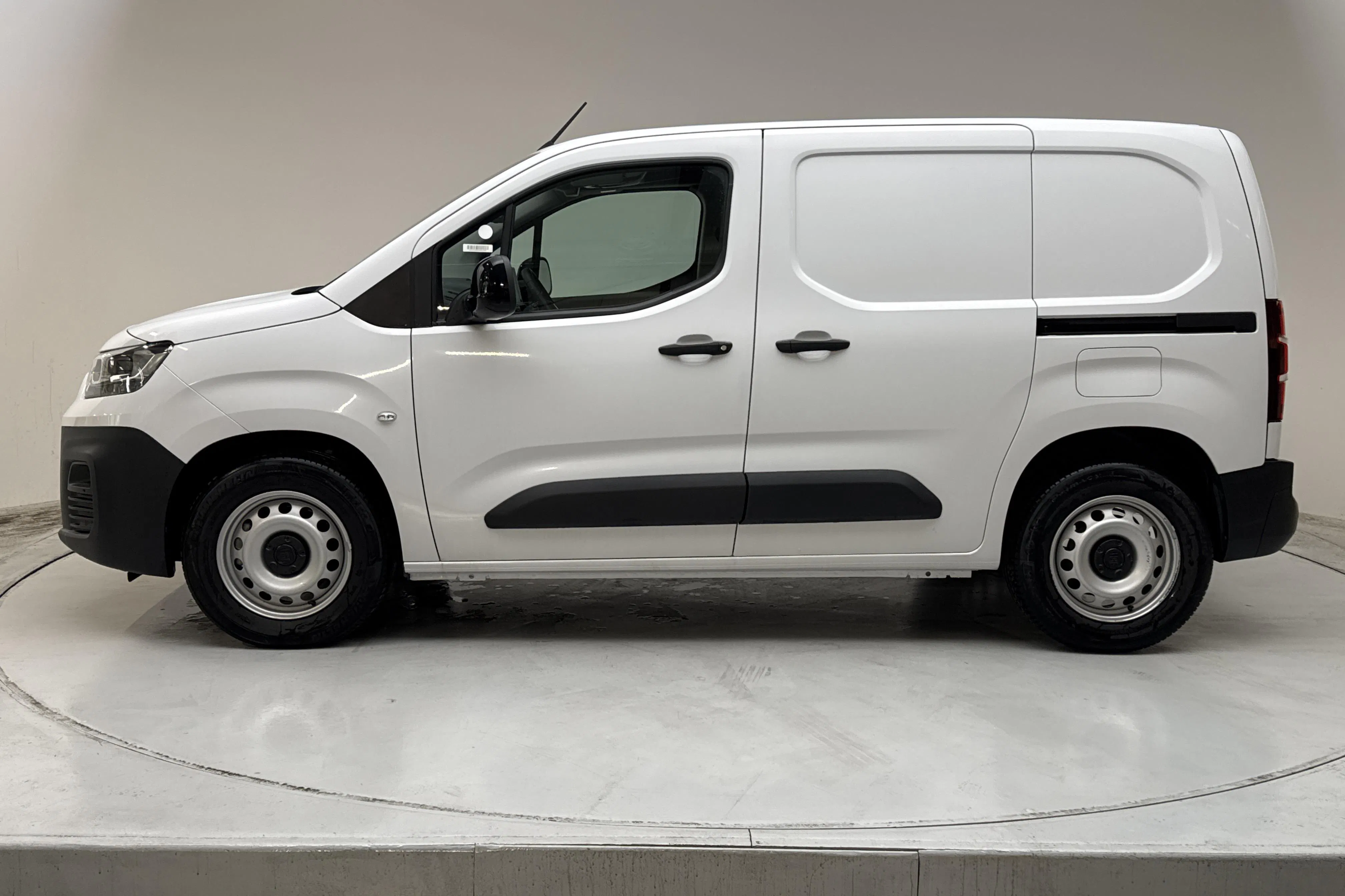 Presentationsfoto 2 av 13: Fiat E-Doblo 50kWh (136hk) - 1 mil - Automat - vit - 2023