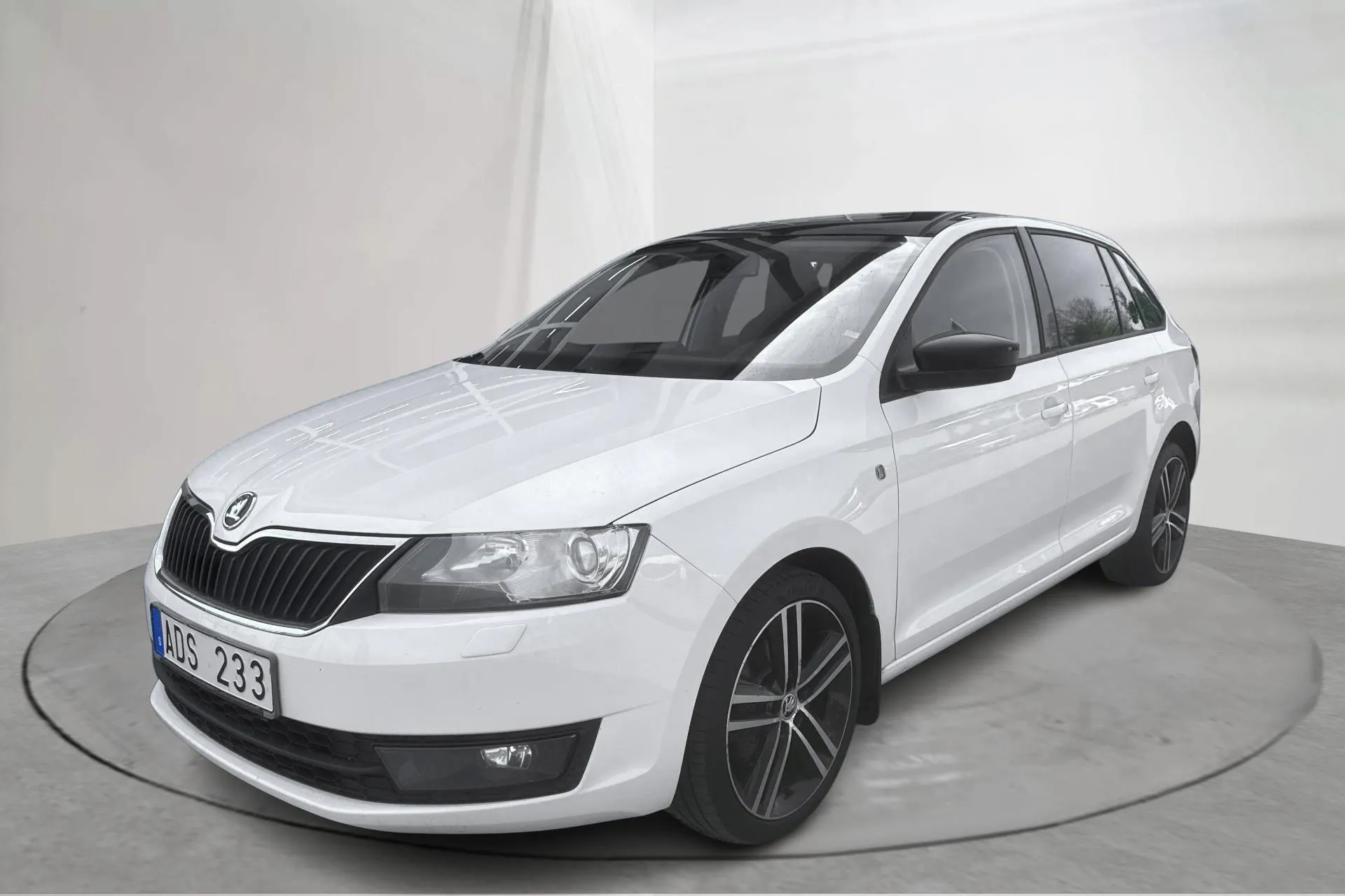 Presentationsfoto 1 av 12: Skoda Rapid 1.2 TSI Kombi (105hk) - 19 940 mil - Manuell - vit - 2014