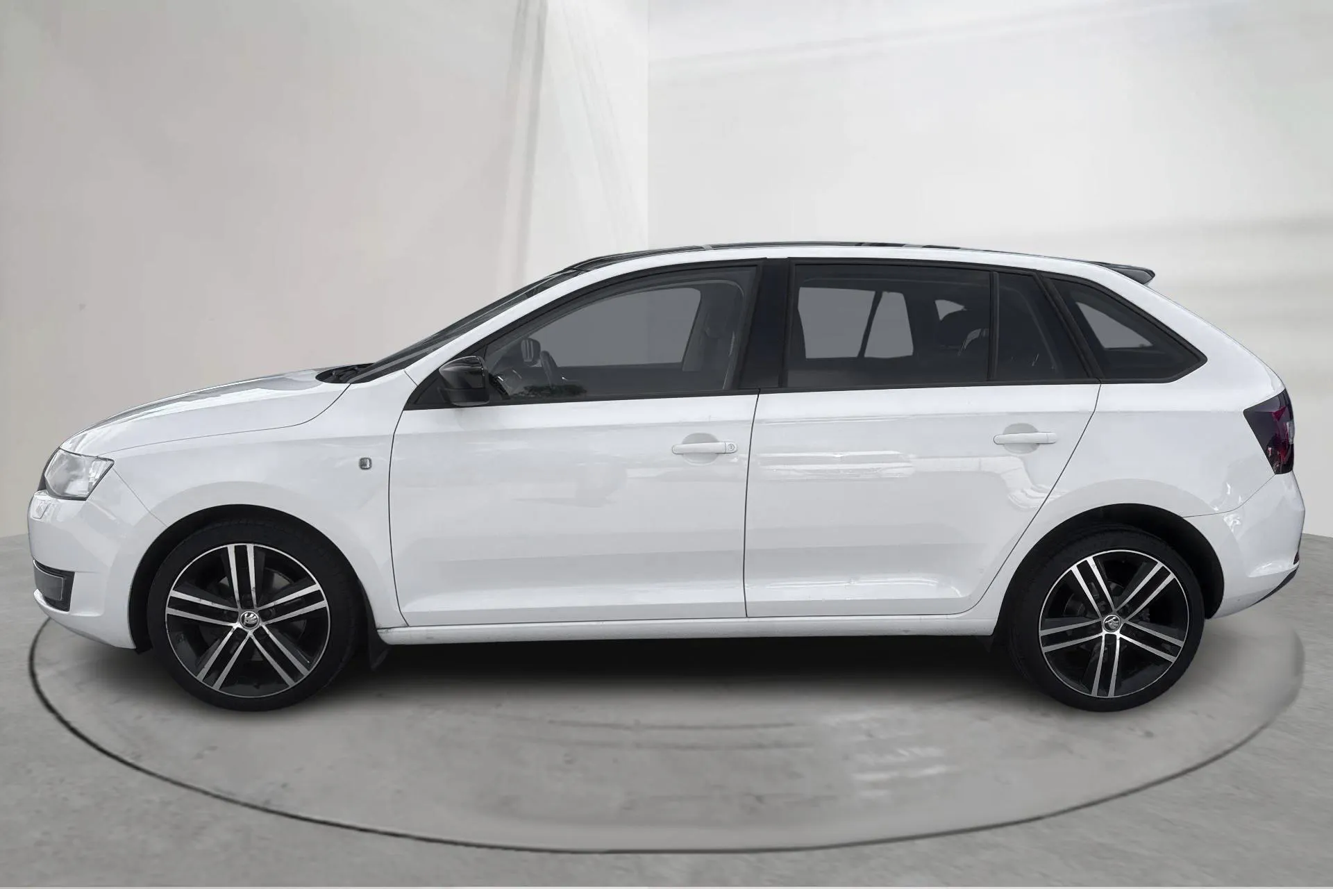 Presentationsfoto 2 av 12: Skoda Rapid 1.2 TSI Kombi (105hk) - 19 940 mil - Manuell - vit - 2014