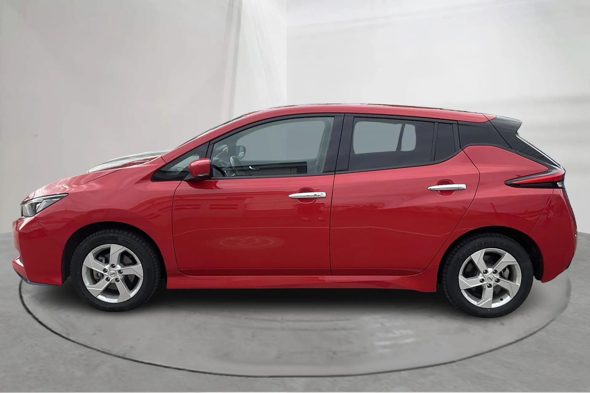 Presentationsfoto 2 av 18: Nissan LEAF 5dr 62kWh (214hk) - 10 071 mil - Automat - röd - 2021