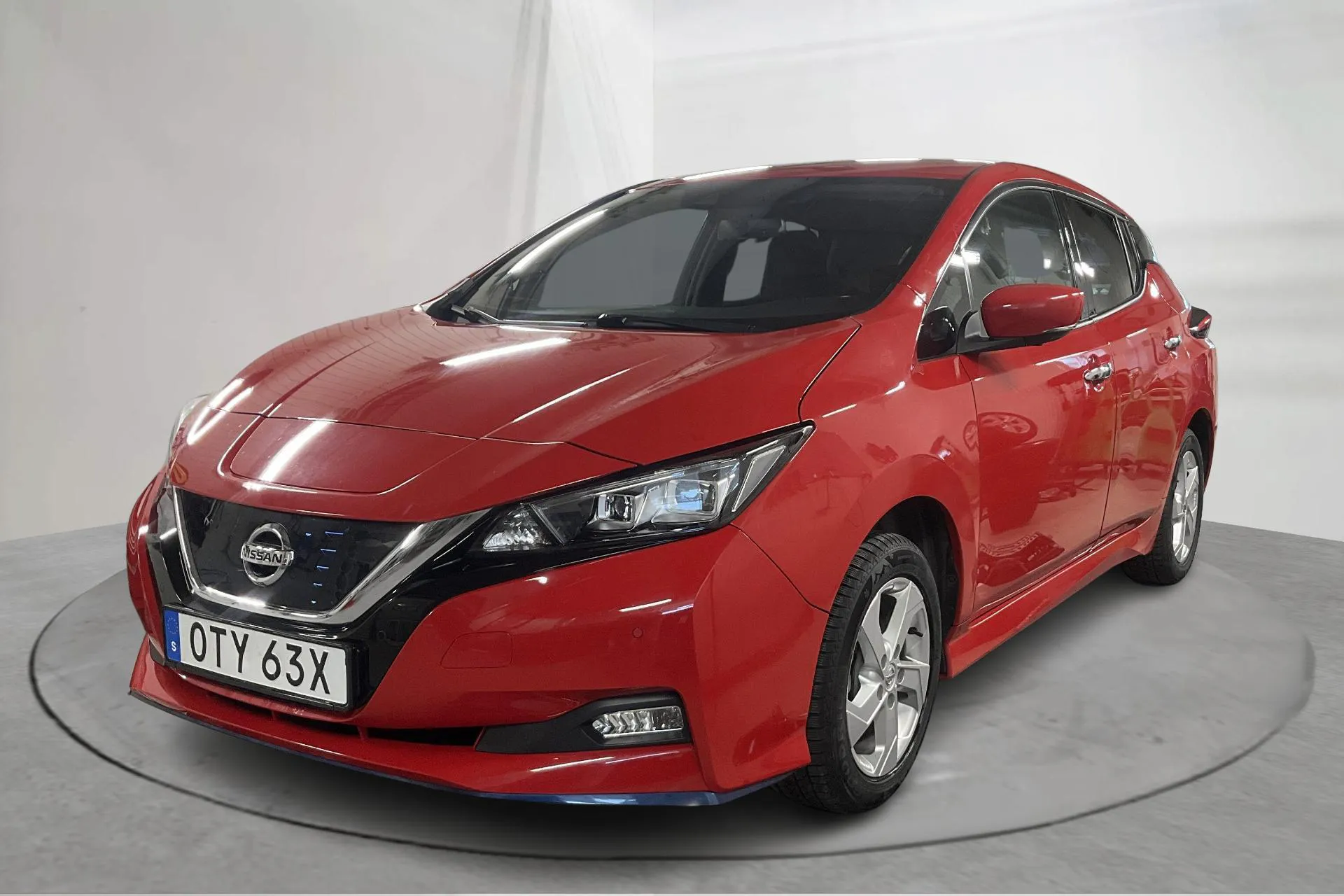 Presentationsfoto 1 av 18: Nissan LEAF 5dr 62kWh (214hk) - 10 071 mil - Automat - röd - 2021