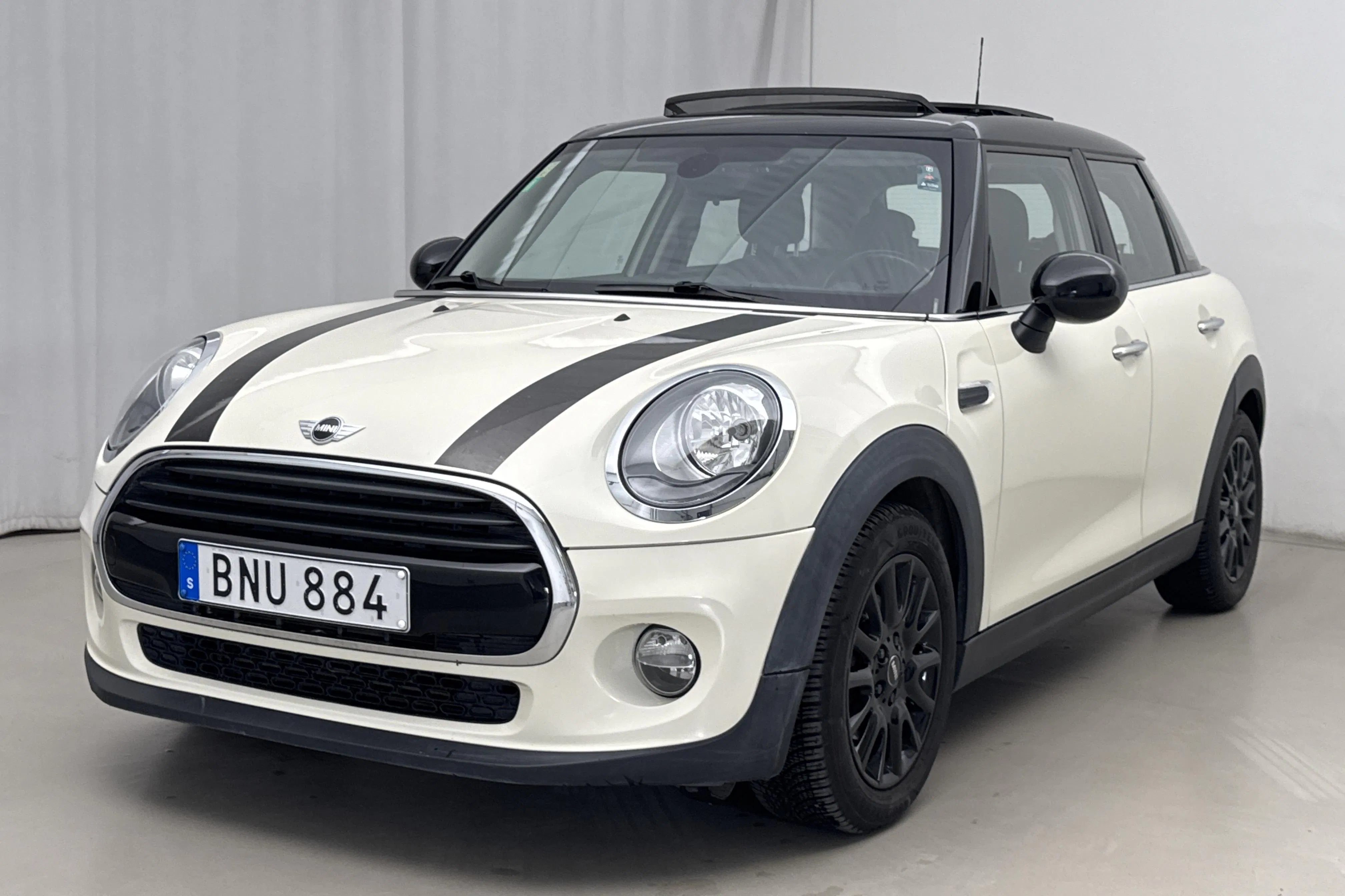 Presentationsfoto 1 av 16: MINI Cooper Hatch 5dr (136hk) - 9 140 mil - Manuell - vit - 2017