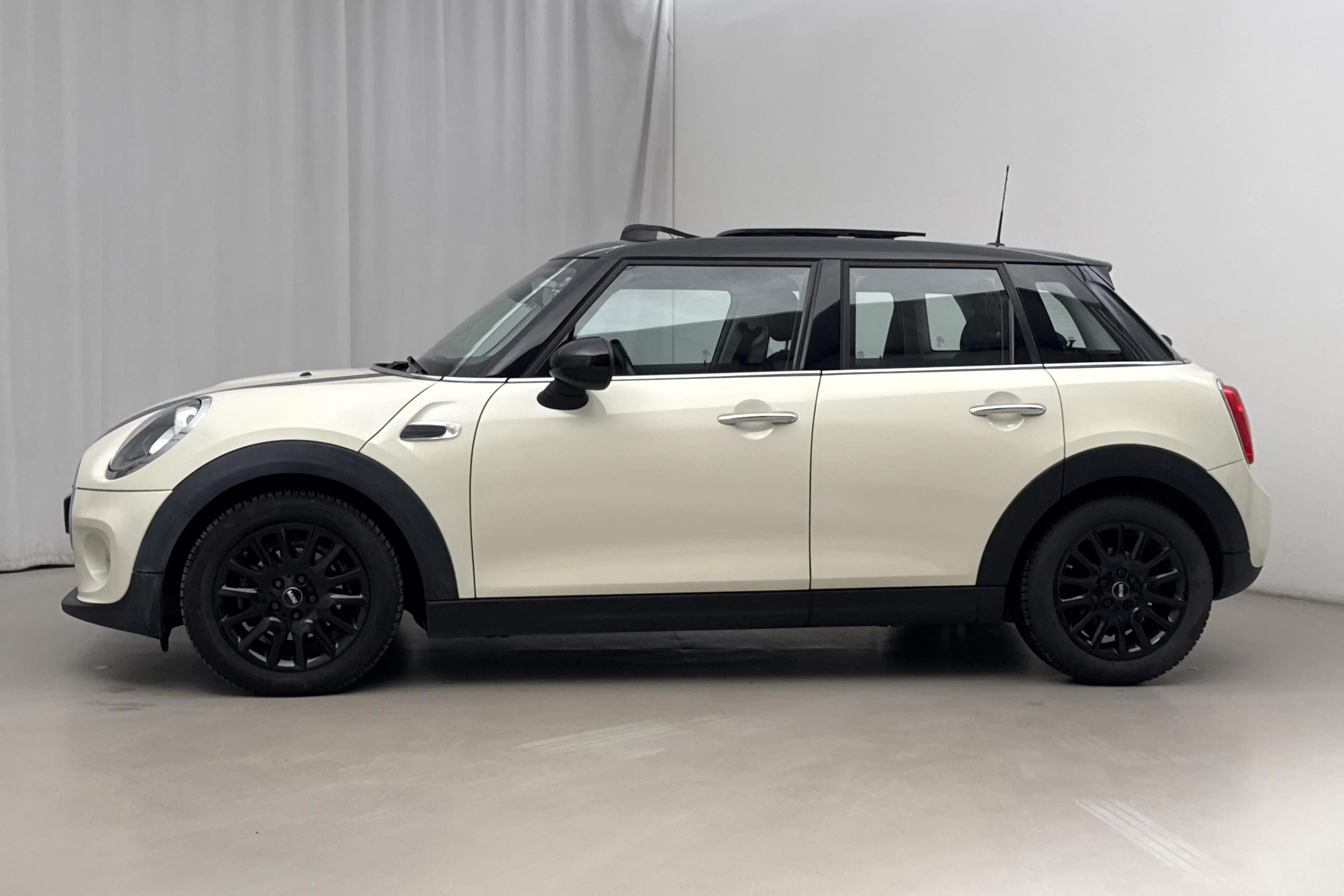 Presentationsfoto 2 av 16: MINI Cooper Hatch 5dr (136hk) - 9 140 mil - Manuell - vit - 2017