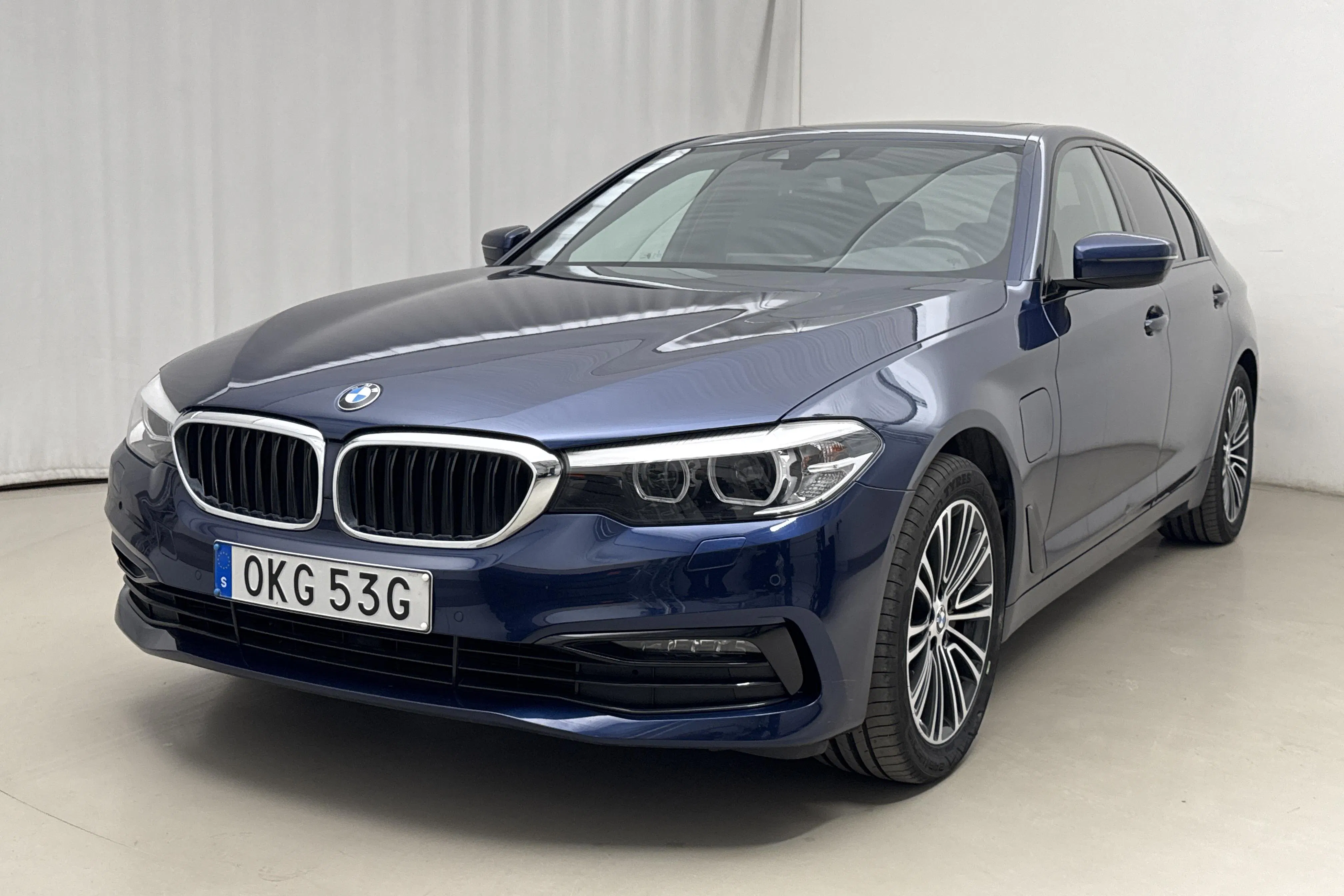 Presentationsfoto 1 av 23: BMW 530e iPerformance Sedan, G30 12kWh (252hk) - 8 893 mil - Automat - blå - 2020