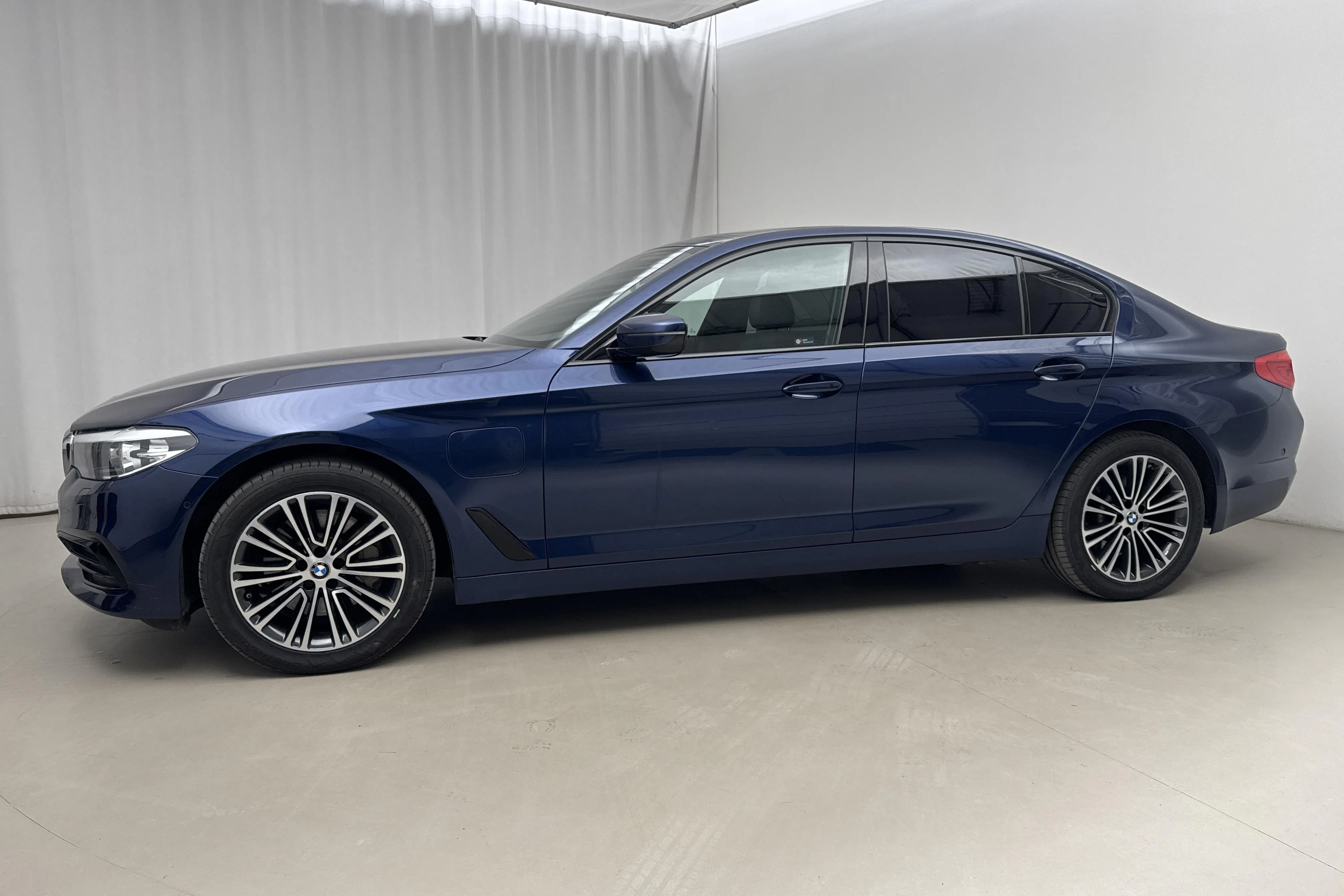 Presentationsfoto 2 av 23: BMW 530e iPerformance Sedan, G30 12kWh (252hk) - 8 893 mil - Automat - blå - 2020