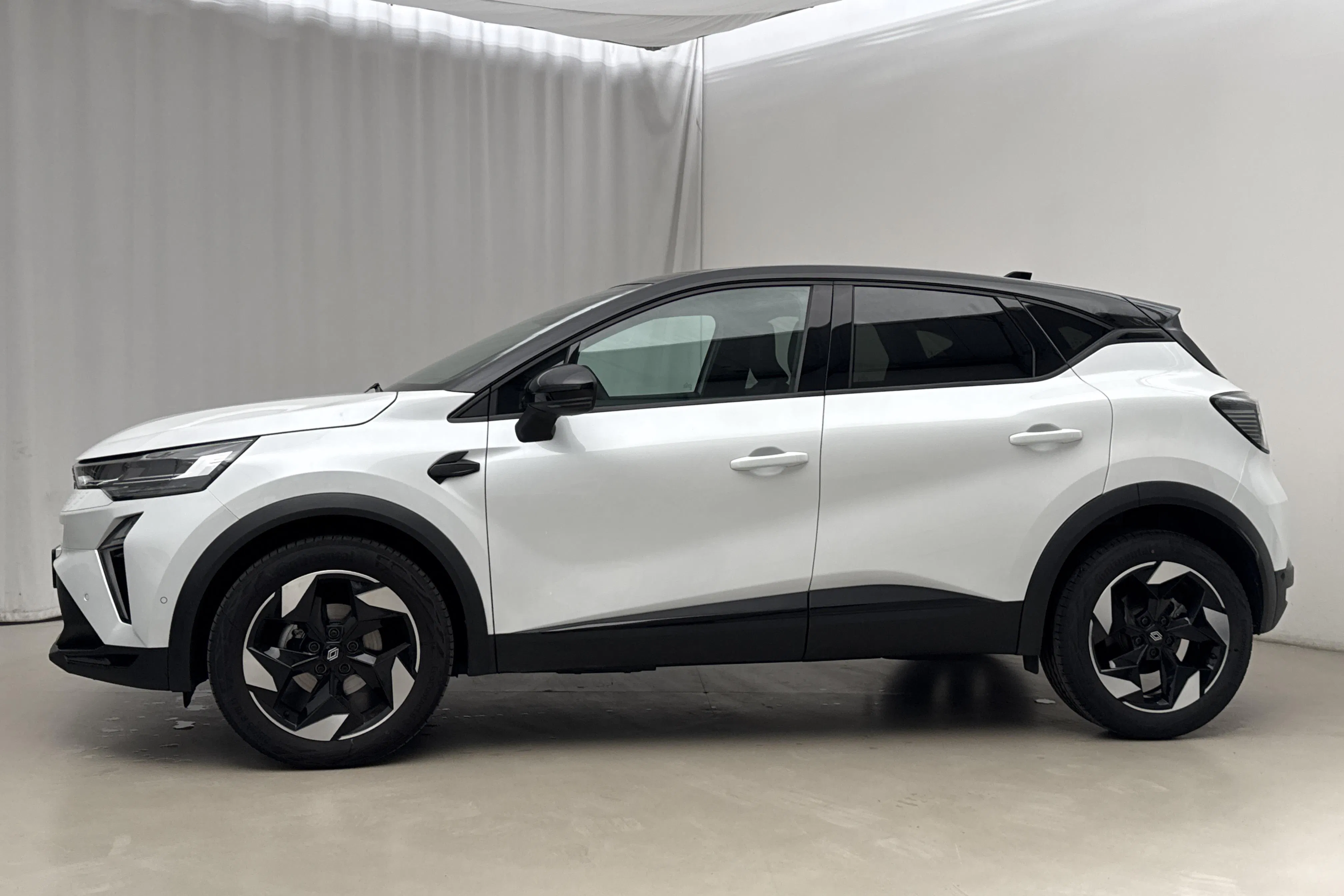 Presentation photo 2 of 18: Renault Captur 1.3 MHEV (158hk) - 16 940 km - Automatic - white - 2024