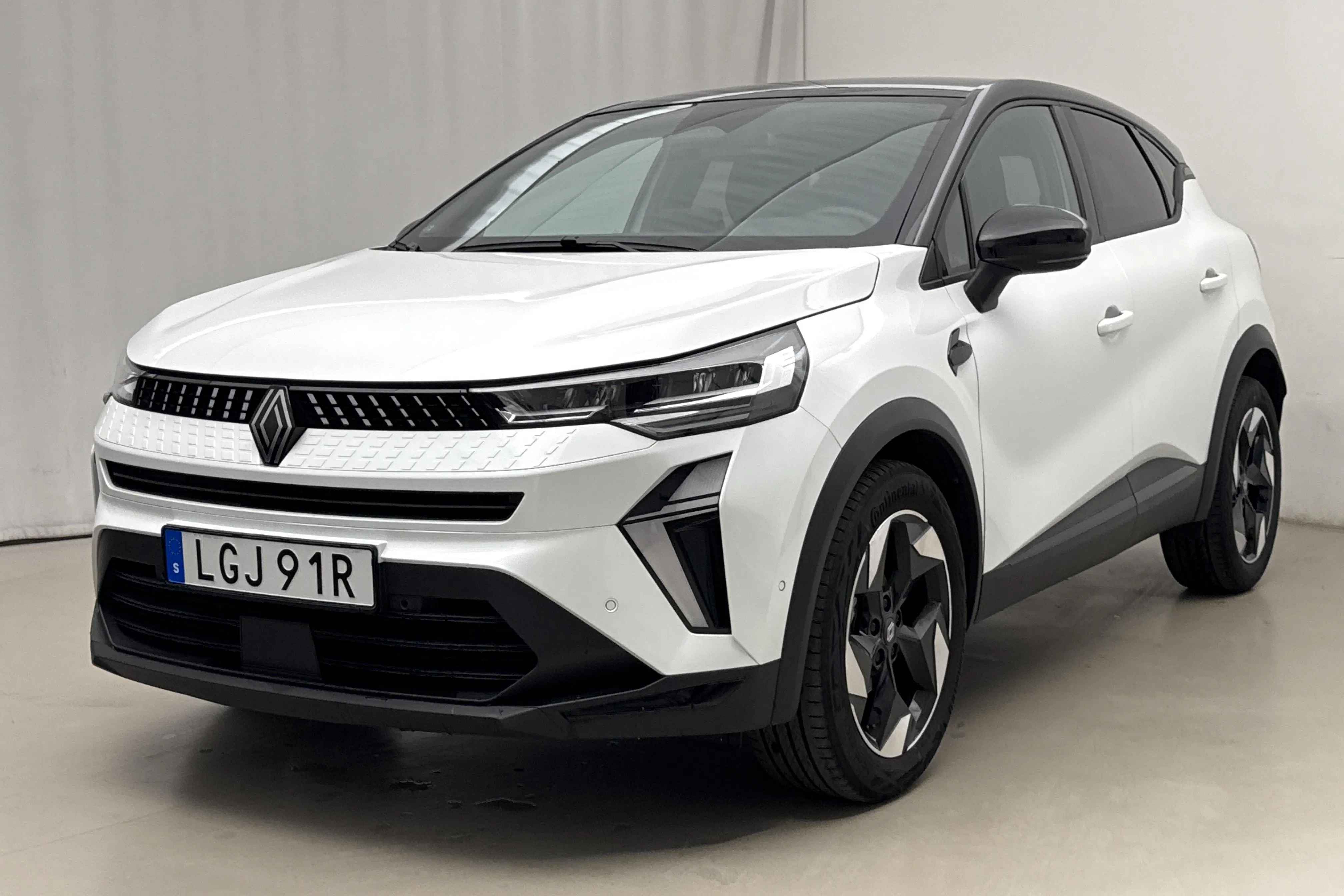 Presentation photo 1 of 18: Renault Captur 1.3 MHEV (158hk) - 16 940 km - Automatic - white - 2024