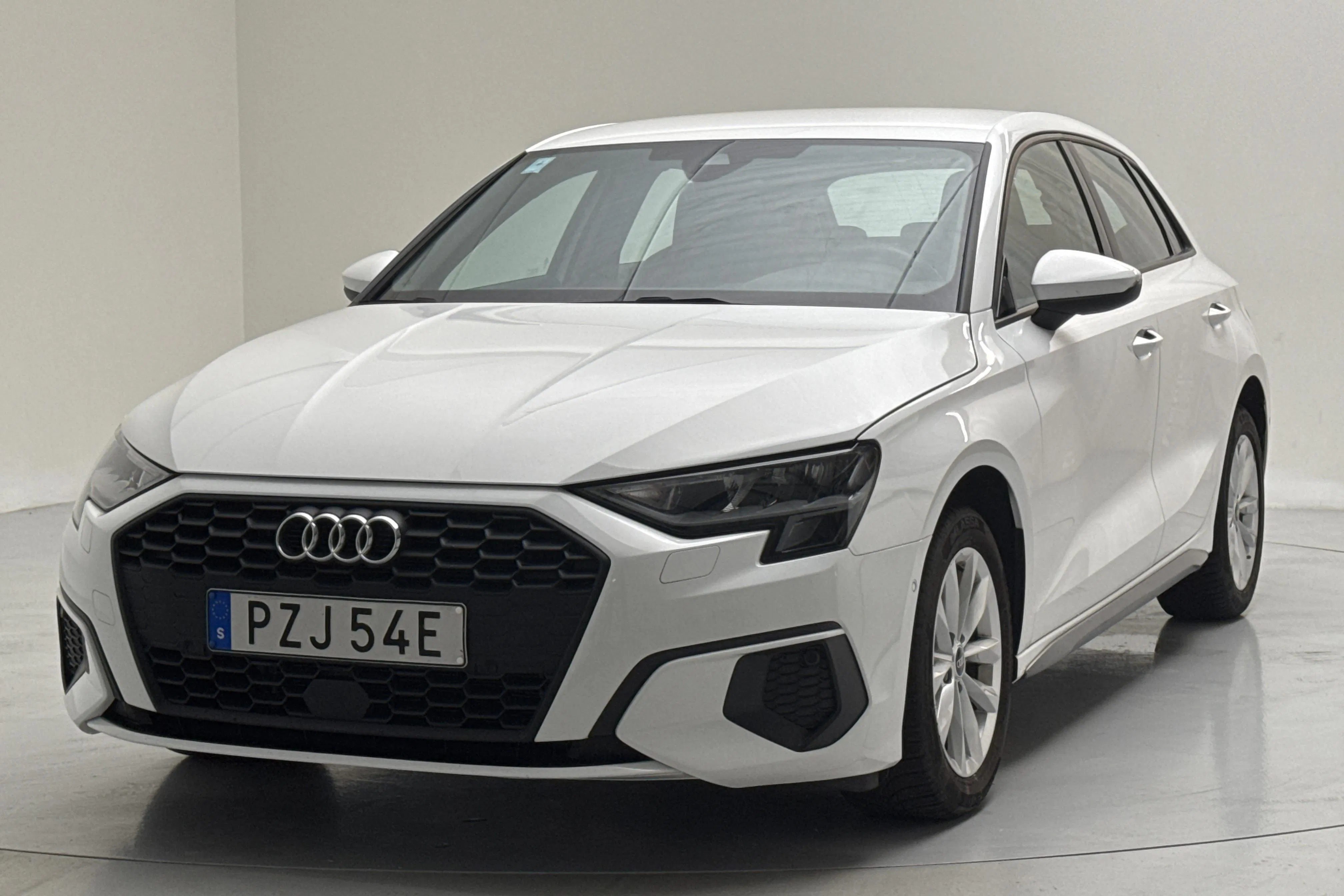 Presentationsfoto 1 av 14: Audi A3 Sportback 35 TFSI (150hk) - 9 020 mil - Manuell - vit - 2024