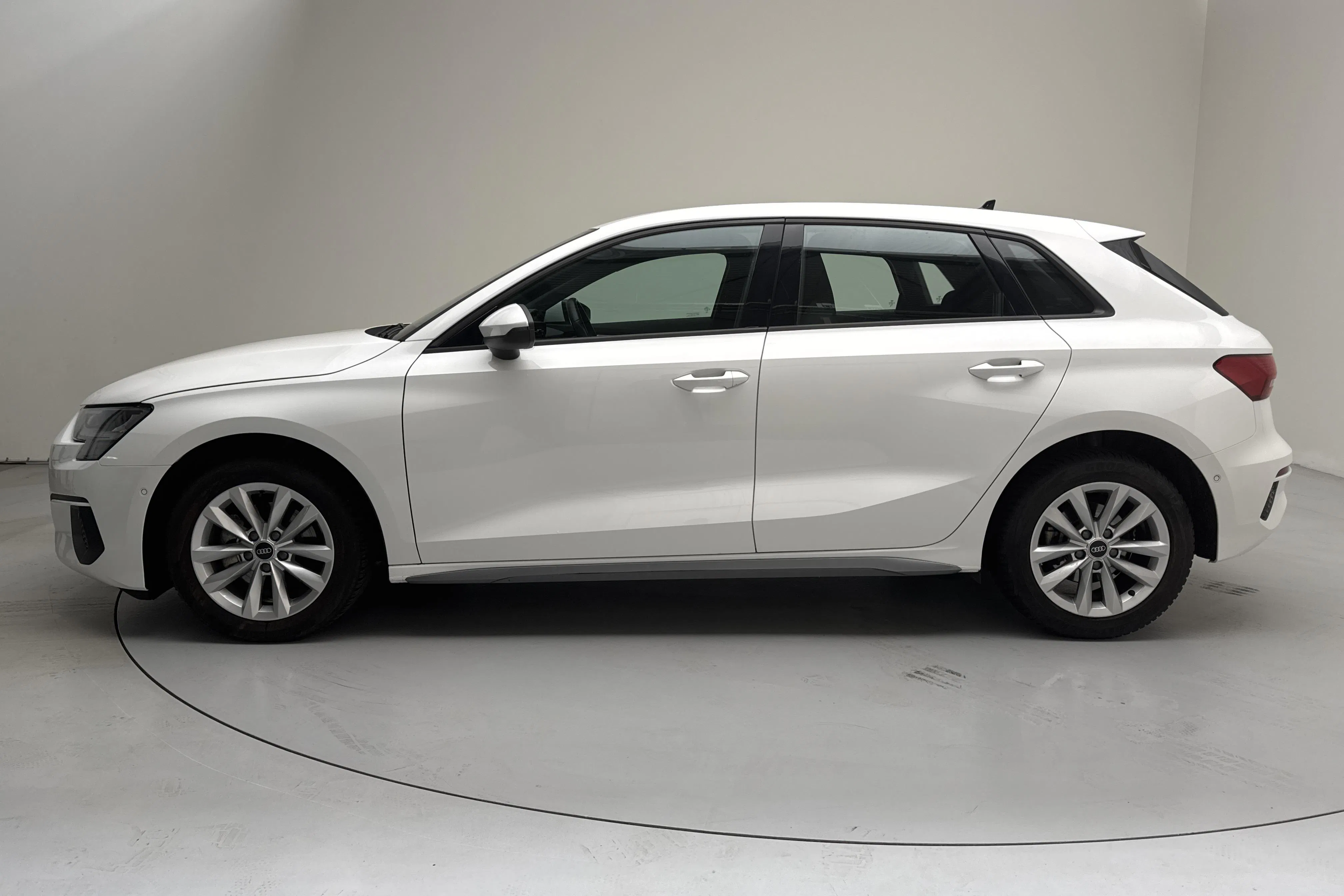 Presentationsfoto 2 av 14: Audi A3 Sportback 35 TFSI (150hk) - 9 020 mil - Manuell - vit - 2024