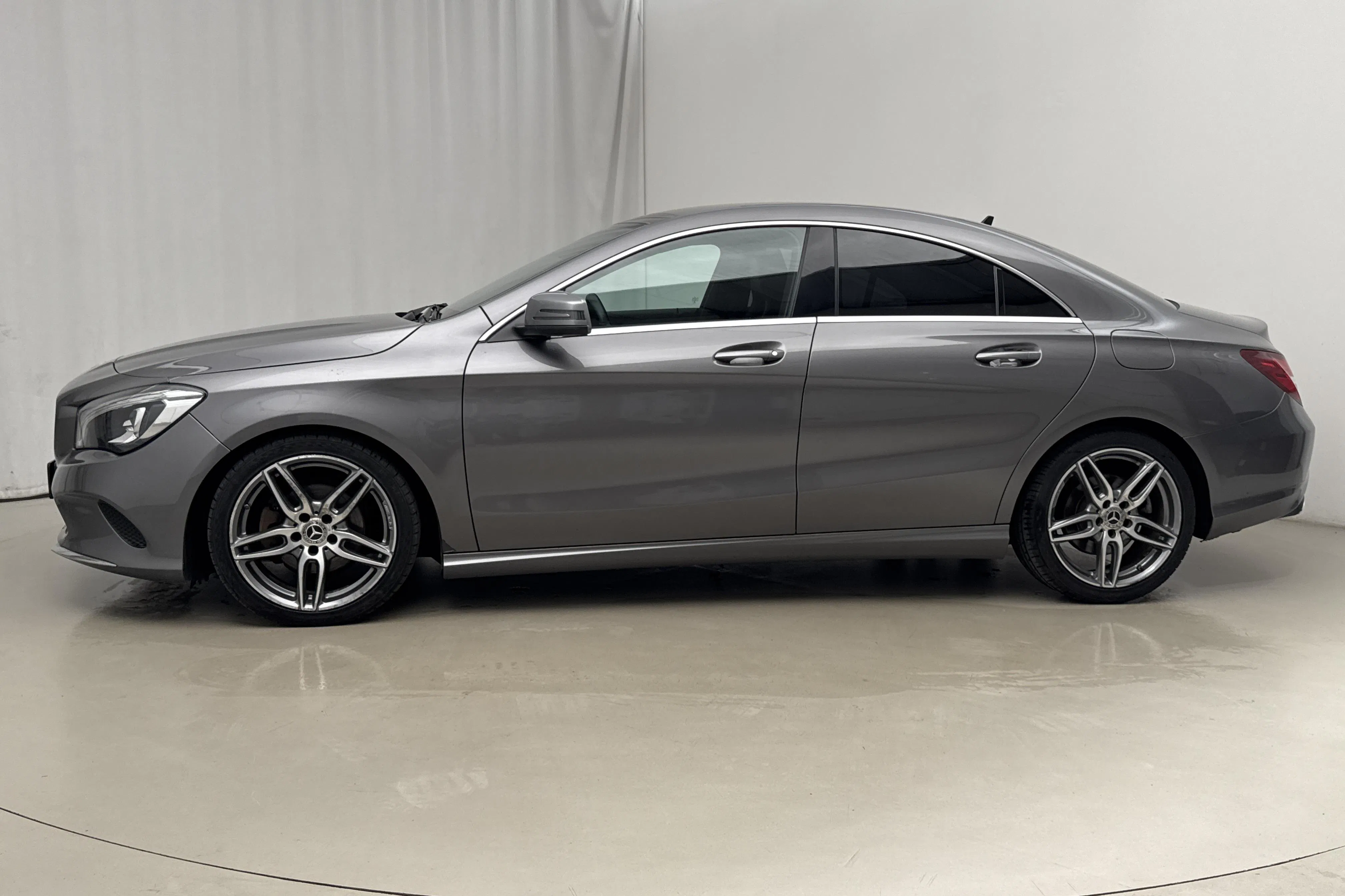 Presentationsfoto 2 av 15: Mercedes CLA 200 Coupé C117 (156hk) - 9 846 mil - Automat - Dark Grey - 2017