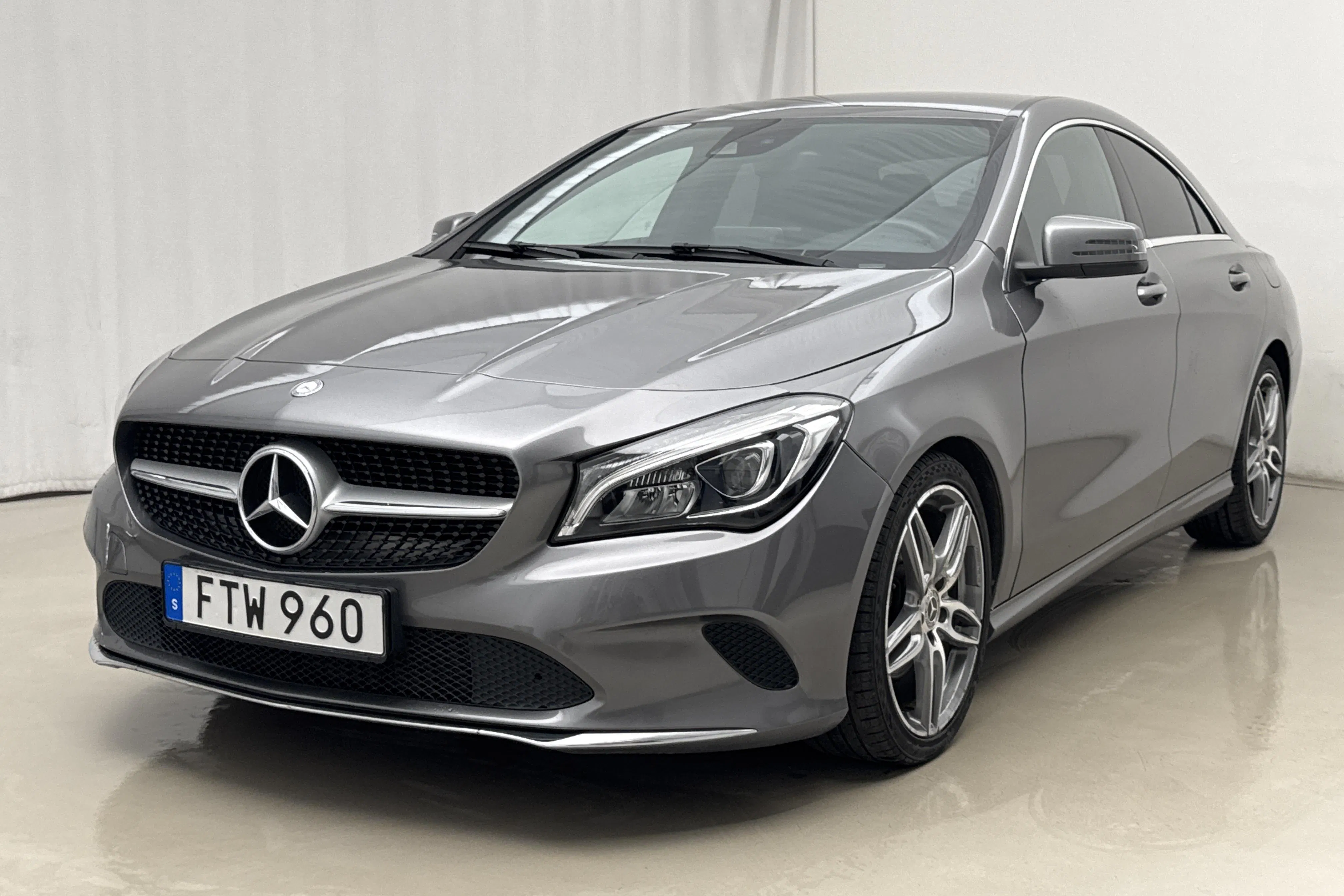 Presentationsfoto 1 av 15: Mercedes CLA 200 Coupé C117 (156hk) - 9 846 mil - Automat - Dark Grey - 2017