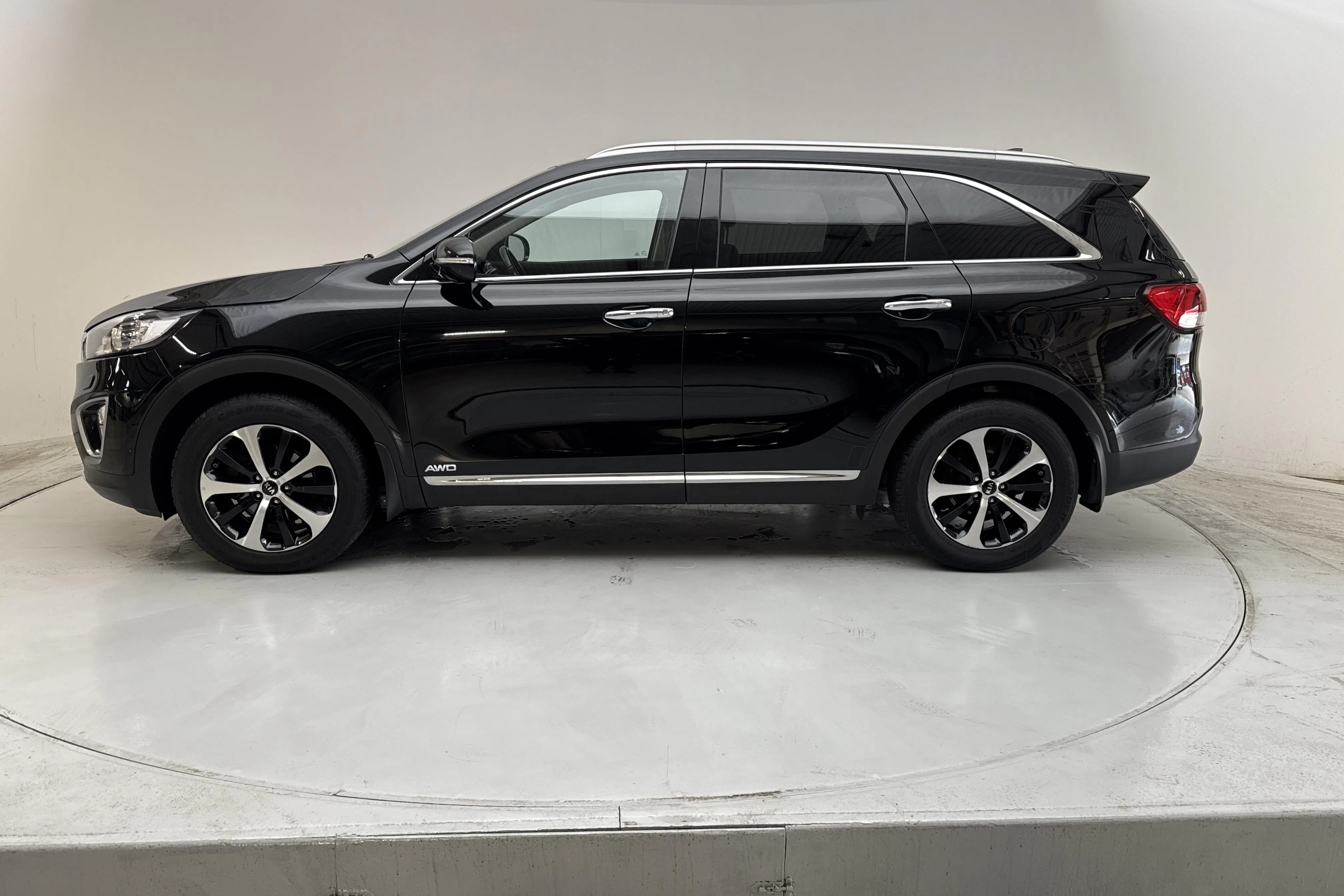 Presentationsfoto 2 av 17: KIA Sorento 2.2 CRDi (200hk) - 15 898 mil - Automat - svart - 2016