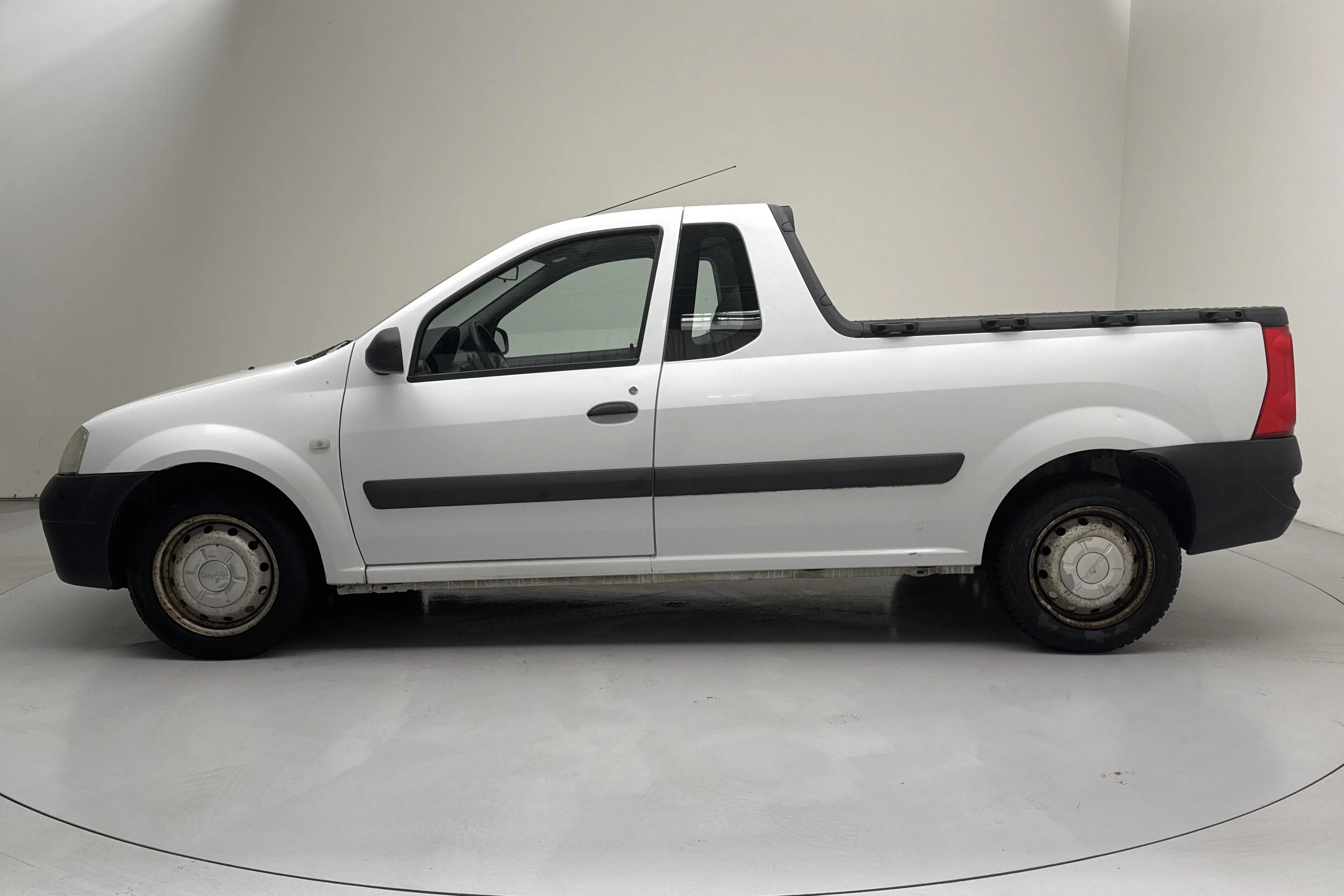 Presentation photo 2 of 10: Dacia Logan 1.5 dCi Eco2 Pickup (90hk) - 71 860 km - Manual - white - 2012