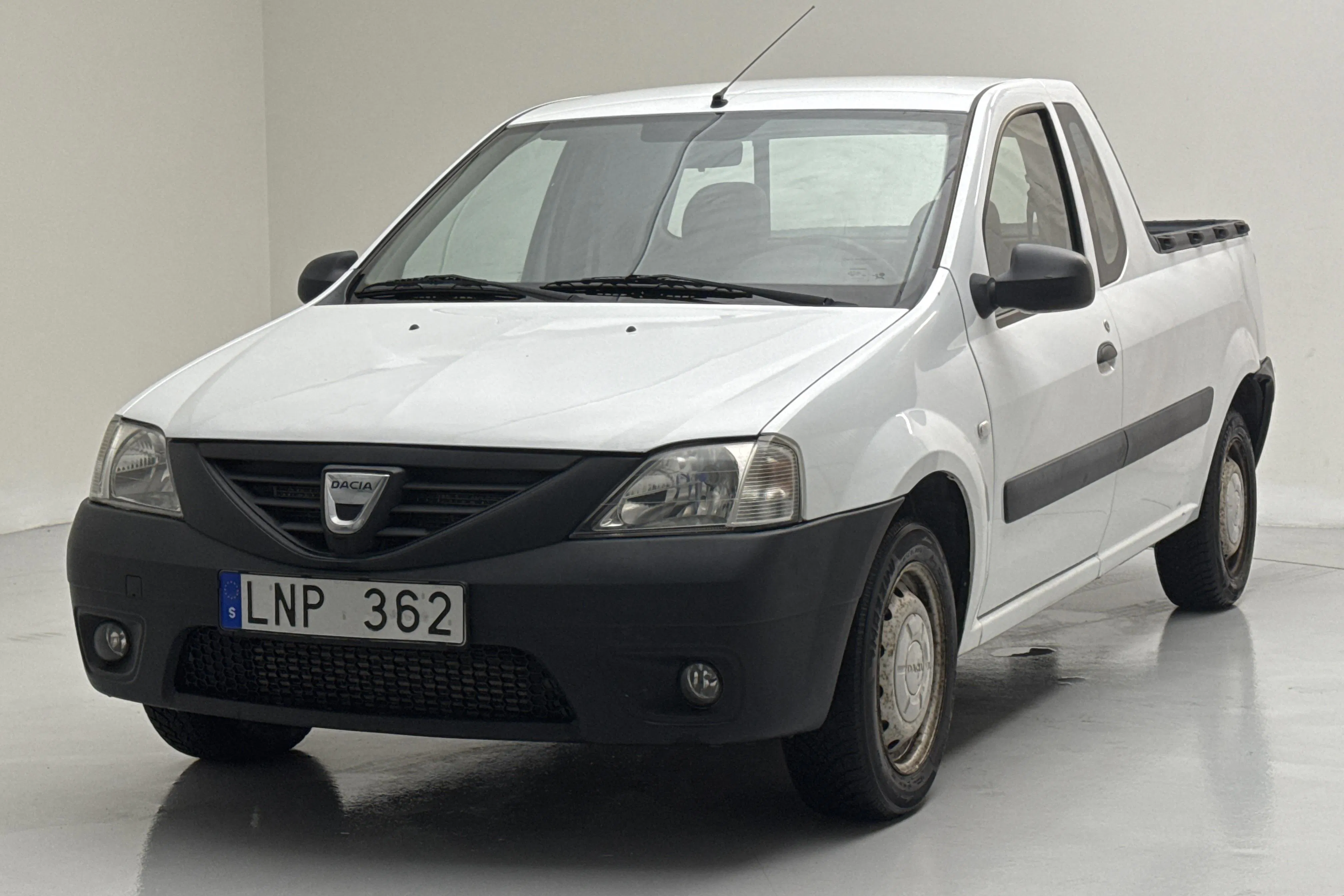 Presentation photo 1 of 10: Dacia Logan 1.5 dCi Eco2 Pickup (90hk) - 71 860 km - Manual - white - 2012